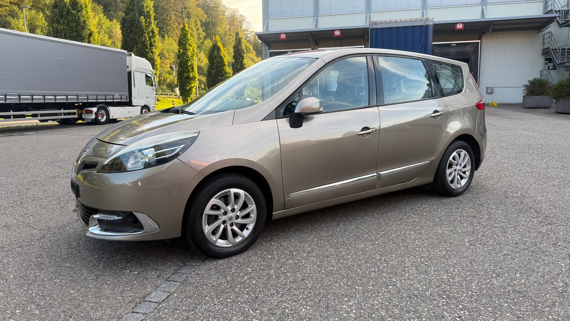 RENAULT Grand Scénic 2.0 16V Dynamique X-Tronic CVT-image-1
