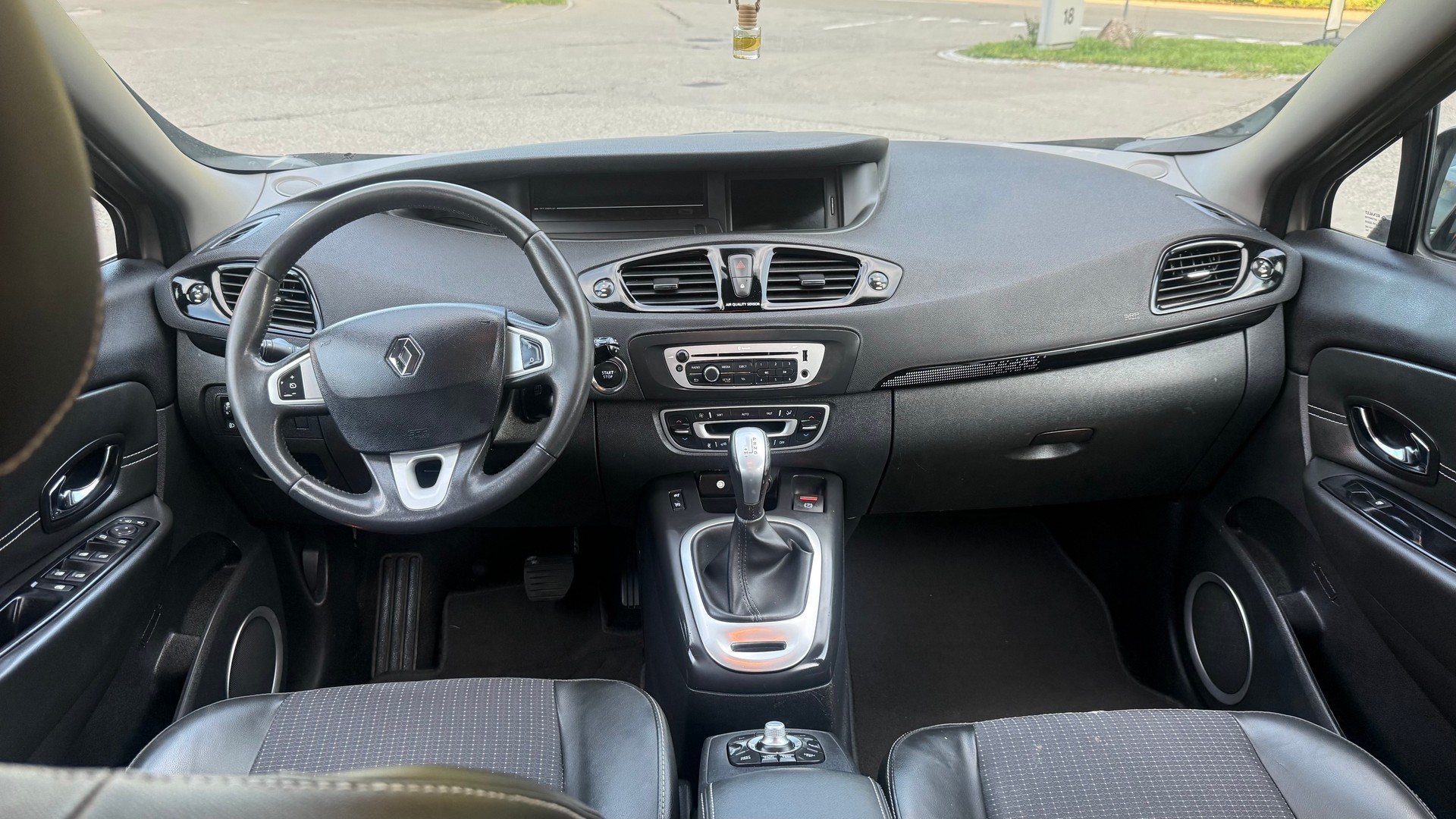 RENAULT Grand Scénic 2.0 16V Dynamique X-Tronic CVT-image-7
