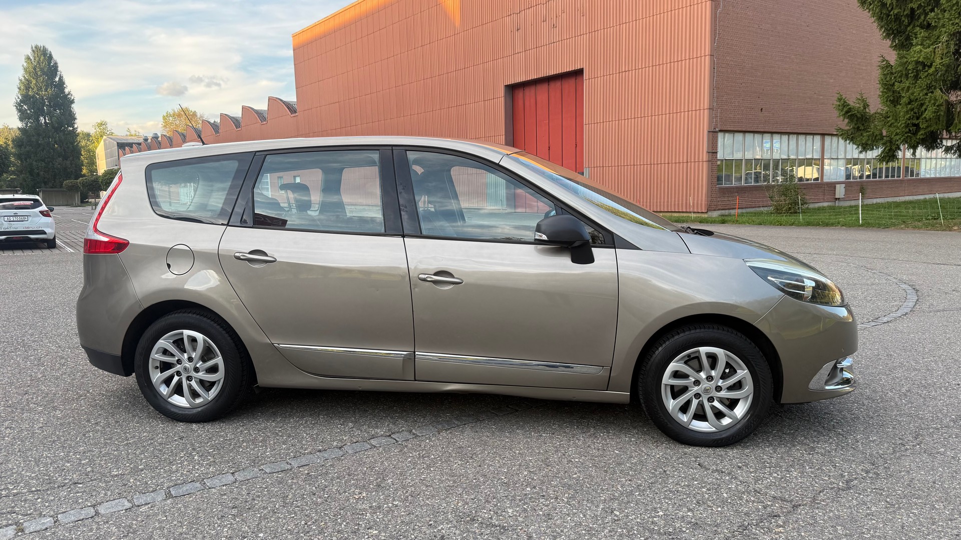 RENAULT Grand Scénic 2.0 16V Dynamique X-Tronic CVT-image-5