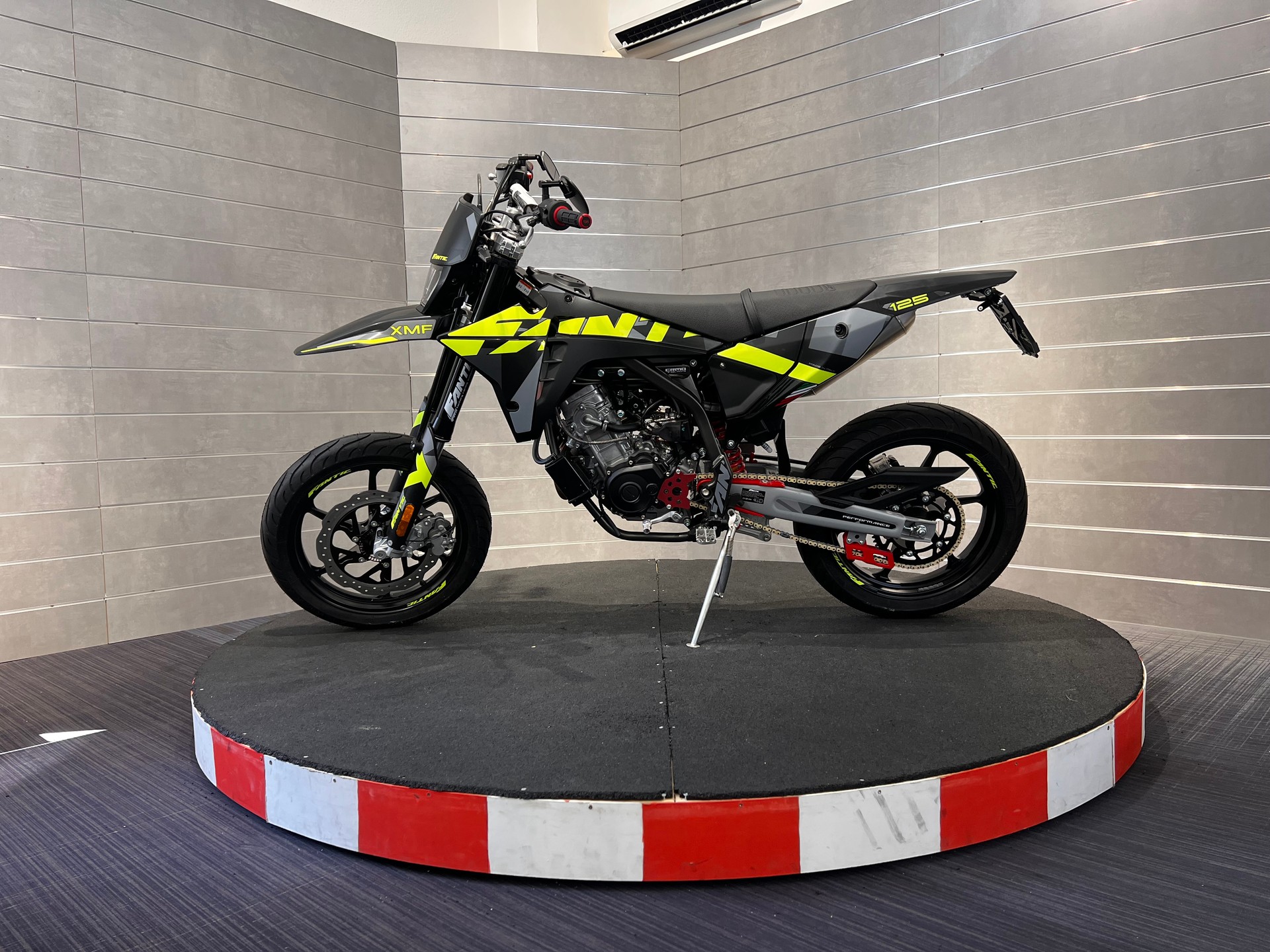 FANTIC Performance-showroom-element-1