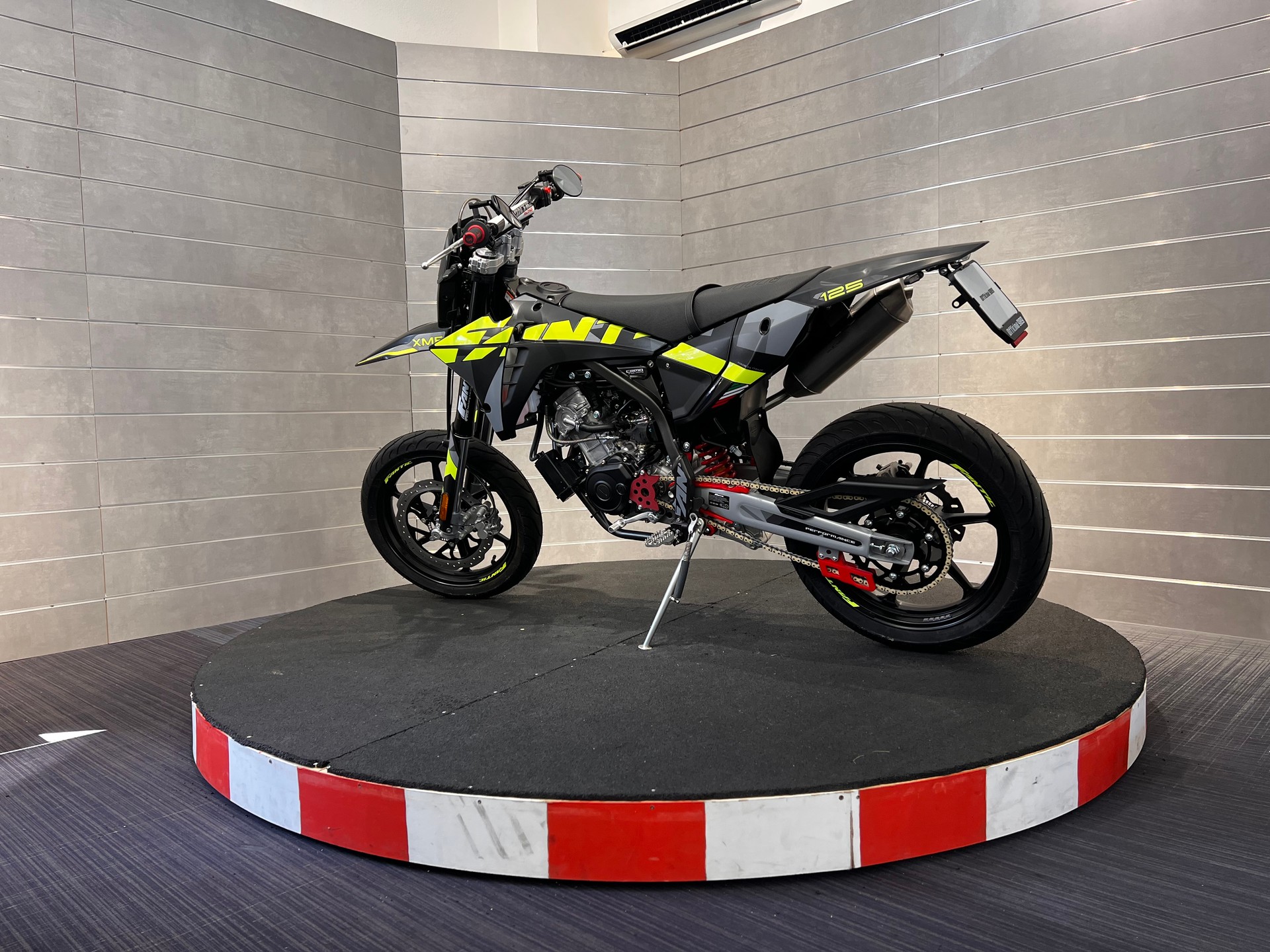 FANTIC Performance-showroom-element-2