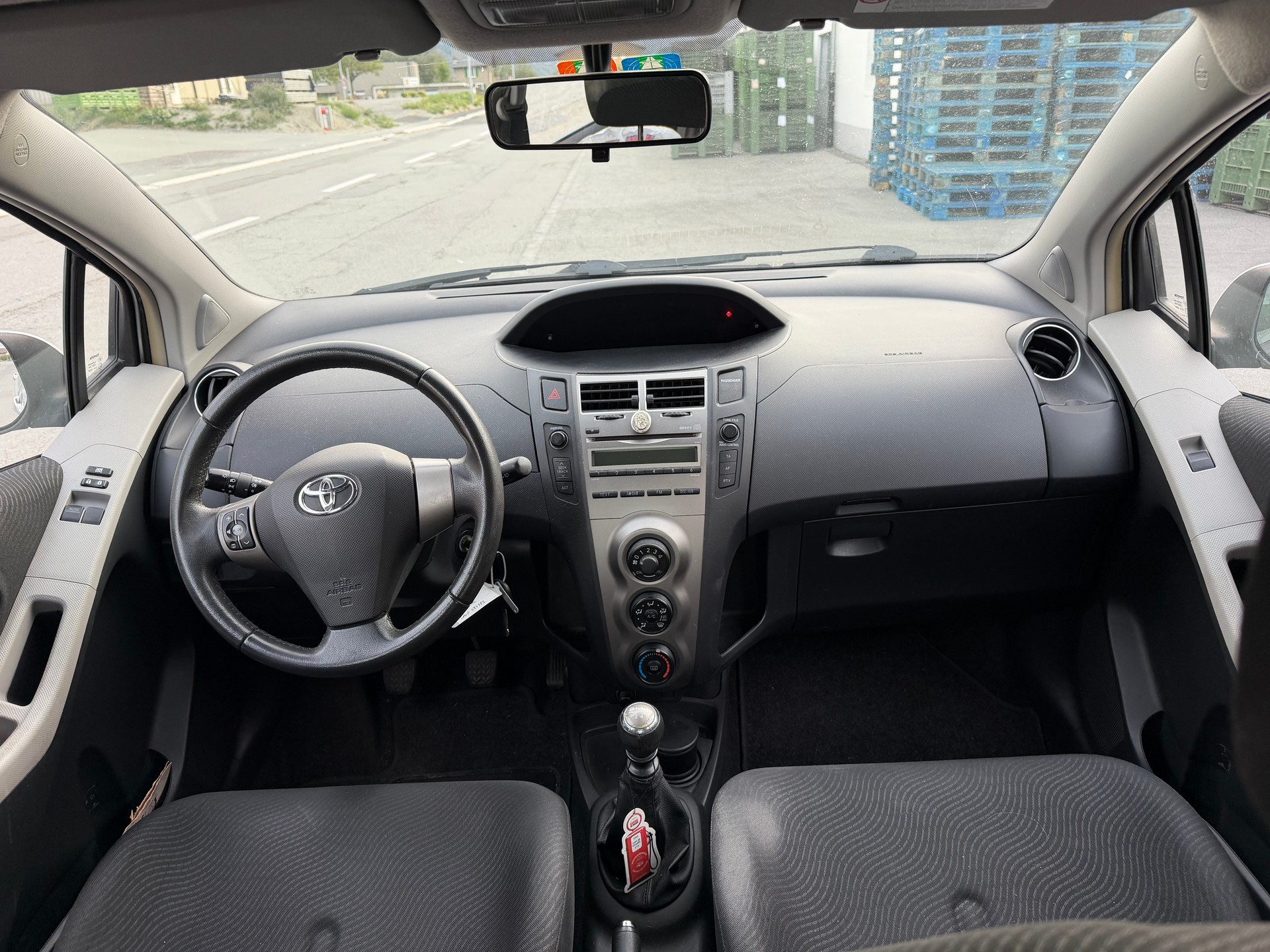 TOYOTA Yaris 1.33 Linea Sol-image-3