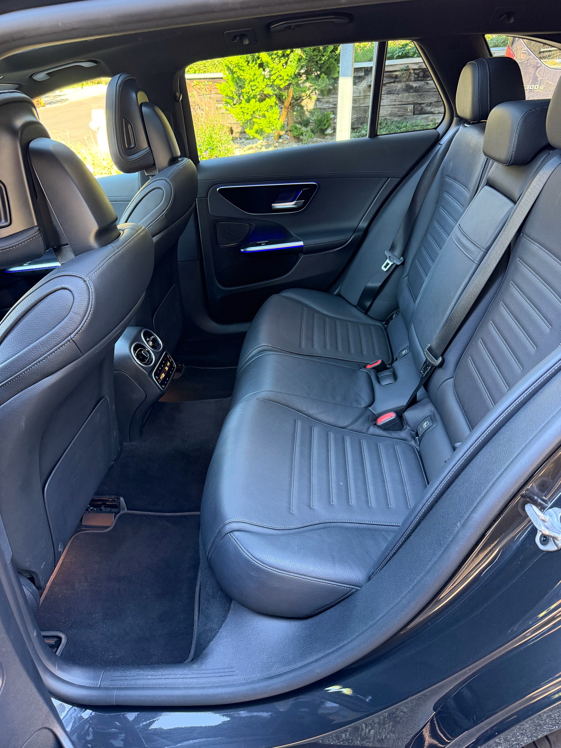 MERCEDES-BENZ C 300 d AMG Line-image-6