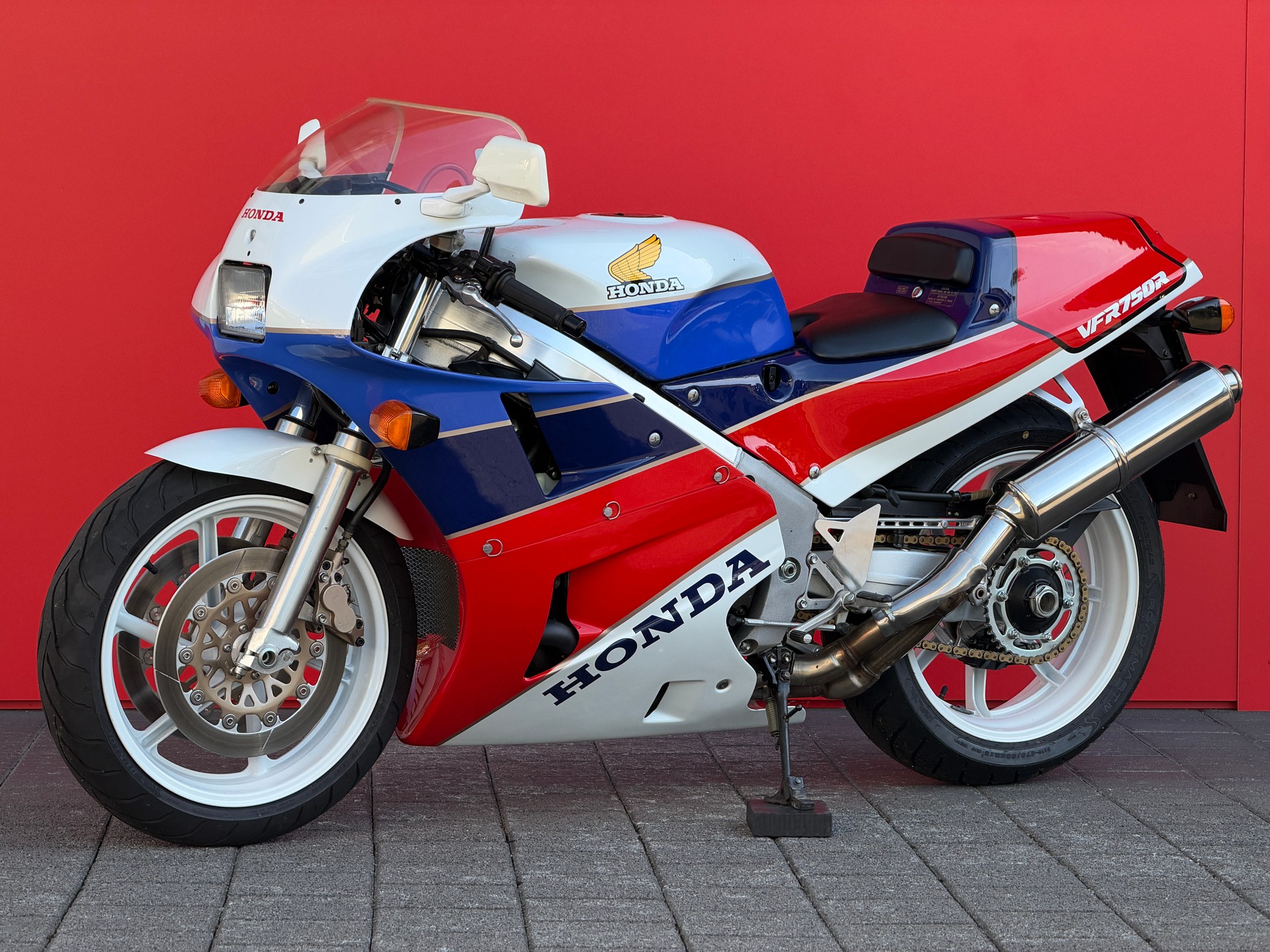 HONDA VFR 750 R (RC30)-showroom-element-3