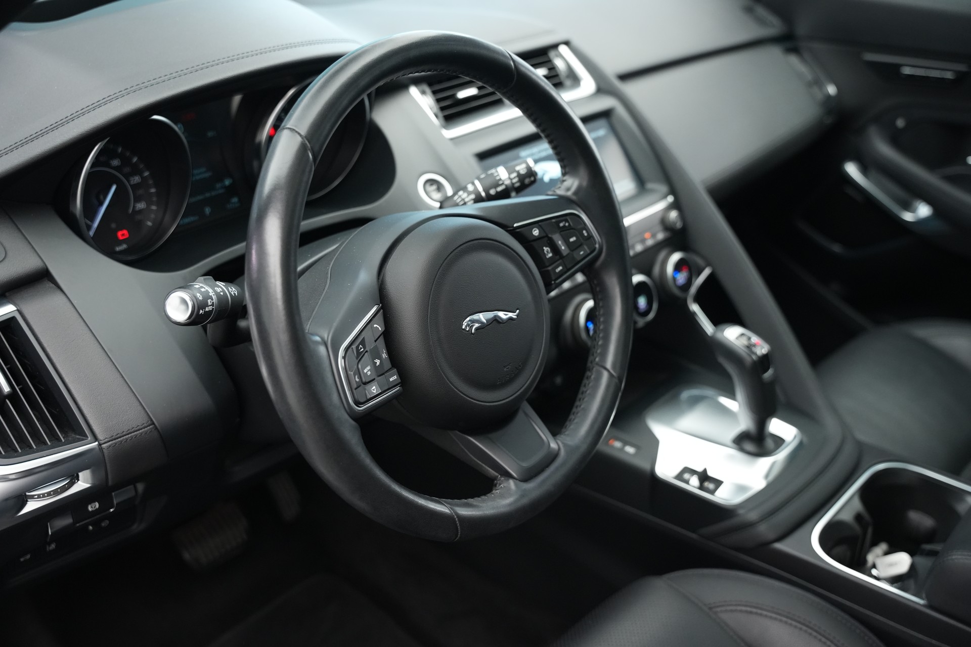 JAGUAR E-Pace 2.0 P250 R-Dynamic SE AWD Automatik-image-29
