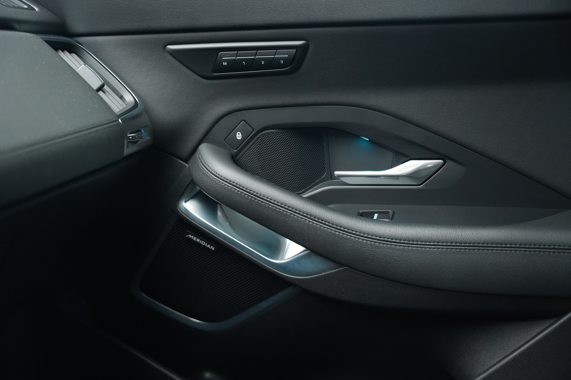 JAGUAR E-Pace 2.0 P250 R-Dynamic SE AWD Automatik-image-24
