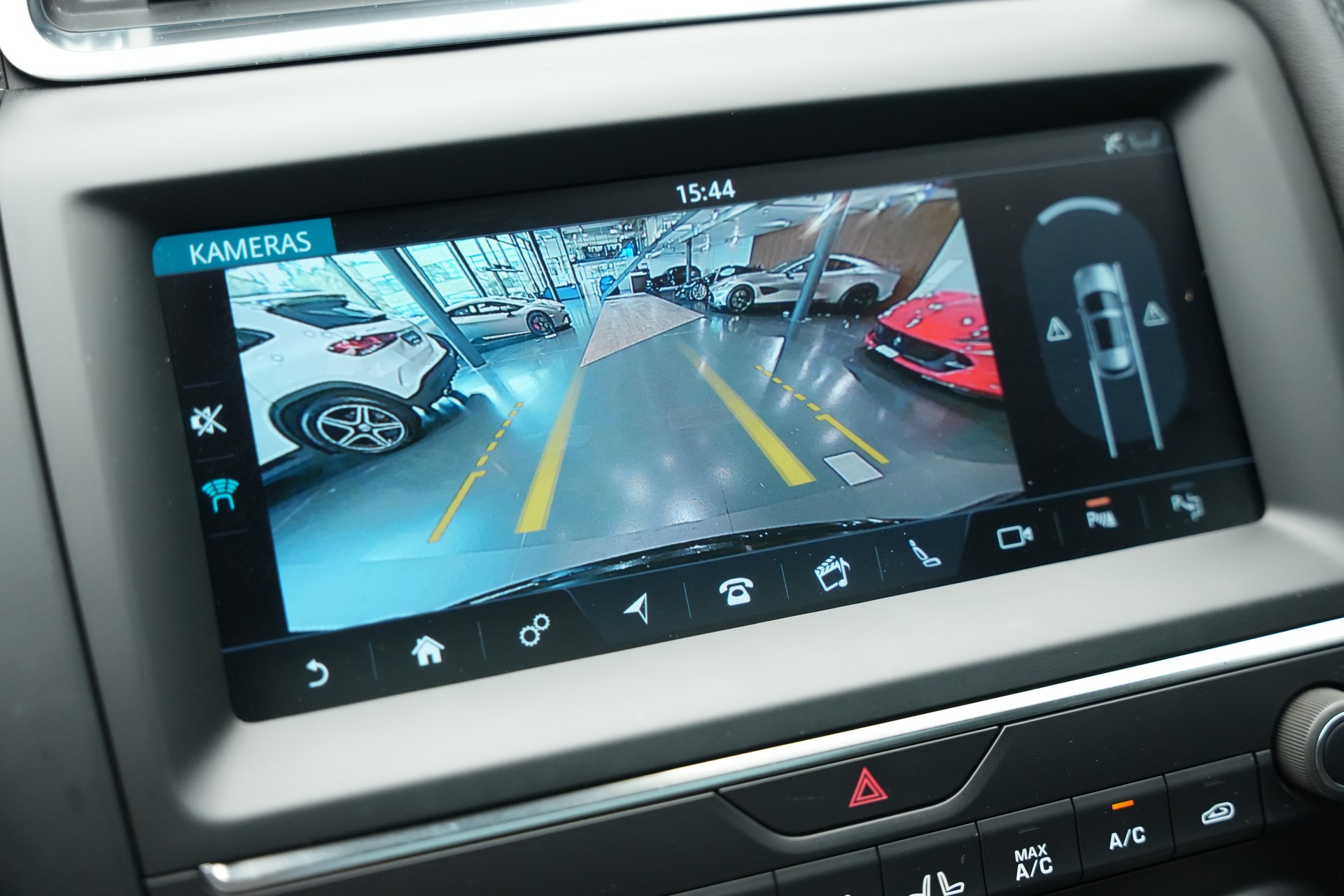 JAGUAR E-Pace 2.0 P250 R-Dynamic SE AWD Automatik-image-31