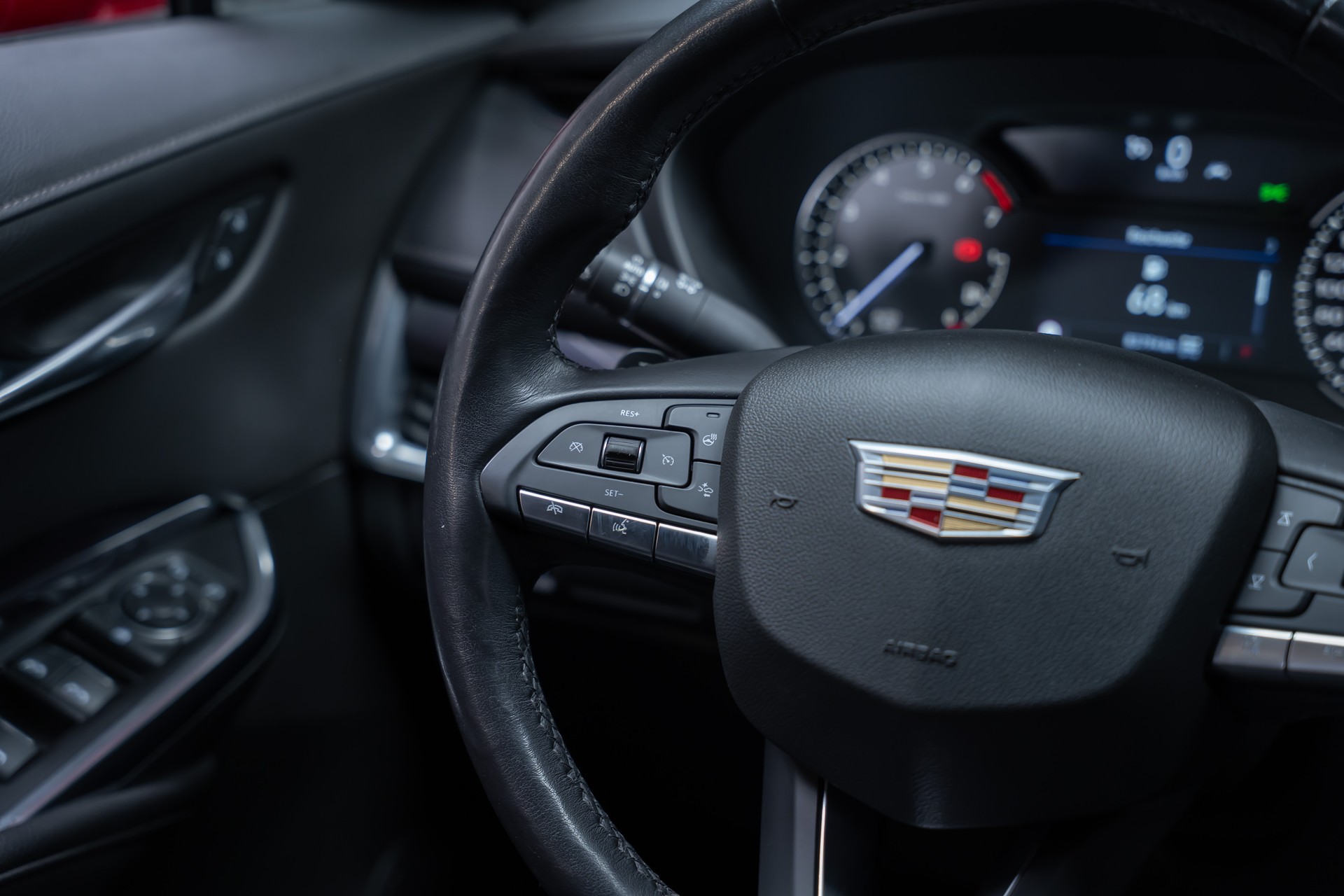 CADILLAC XT4 2.0 T Luxury AWD / Rückfahrkamera / Tempomat / el.Heckklappe-image-25