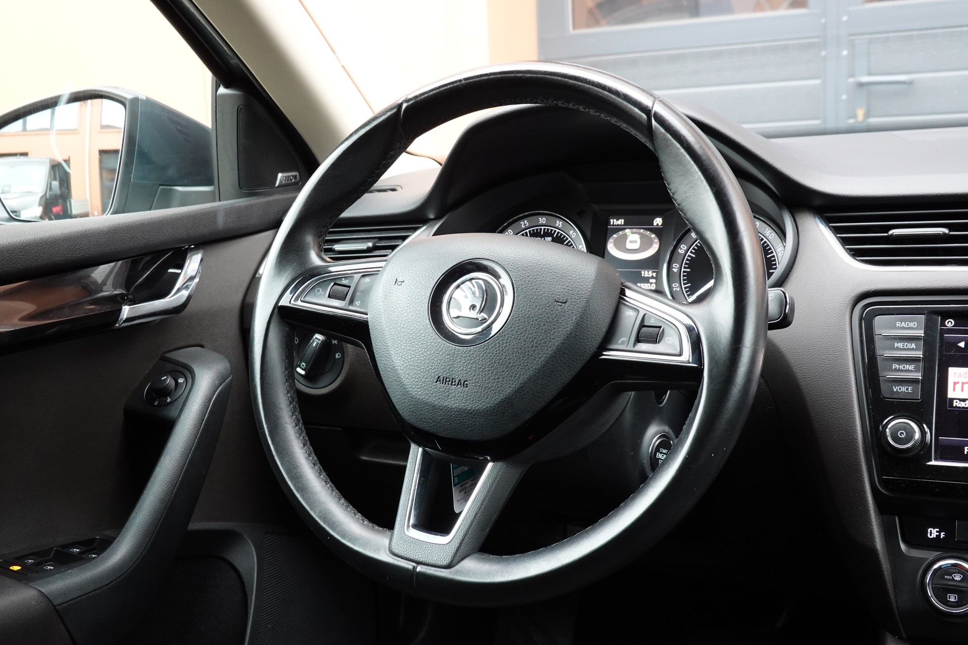 SKODA Octavia Combi 2.0 TDI 4x4 "* CH Auto * Capteurs avant/arrière * Tempomat Adaptatif * Clim Auto * Crochet attelage *"-image-12