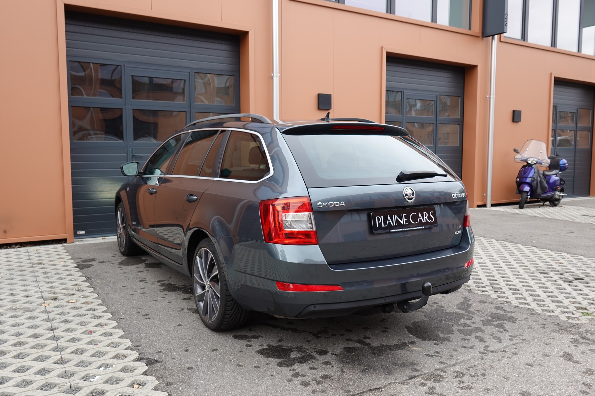 SKODA Octavia Combi 2.0 TDI 4x4 "* CH Auto * Capteurs avant/arrière * Tempomat Adaptatif * Clim Auto * Crochet attelage *"-image-9