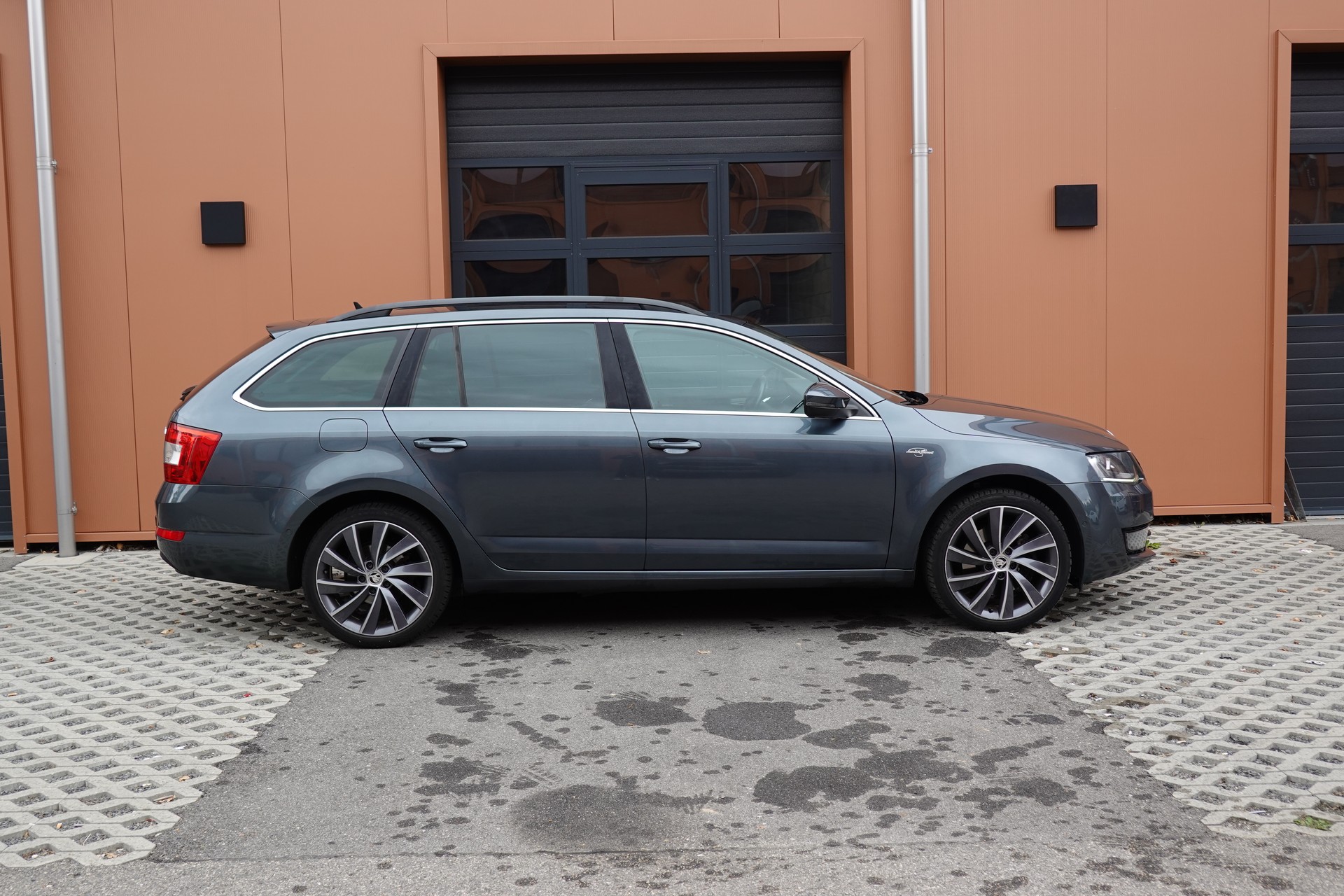 SKODA Octavia Combi 2.0 TDI 4x4 "* CH Auto * Capteurs avant/arrière * Tempomat Adaptatif * Clim Auto * Crochet attelage *"-image-3