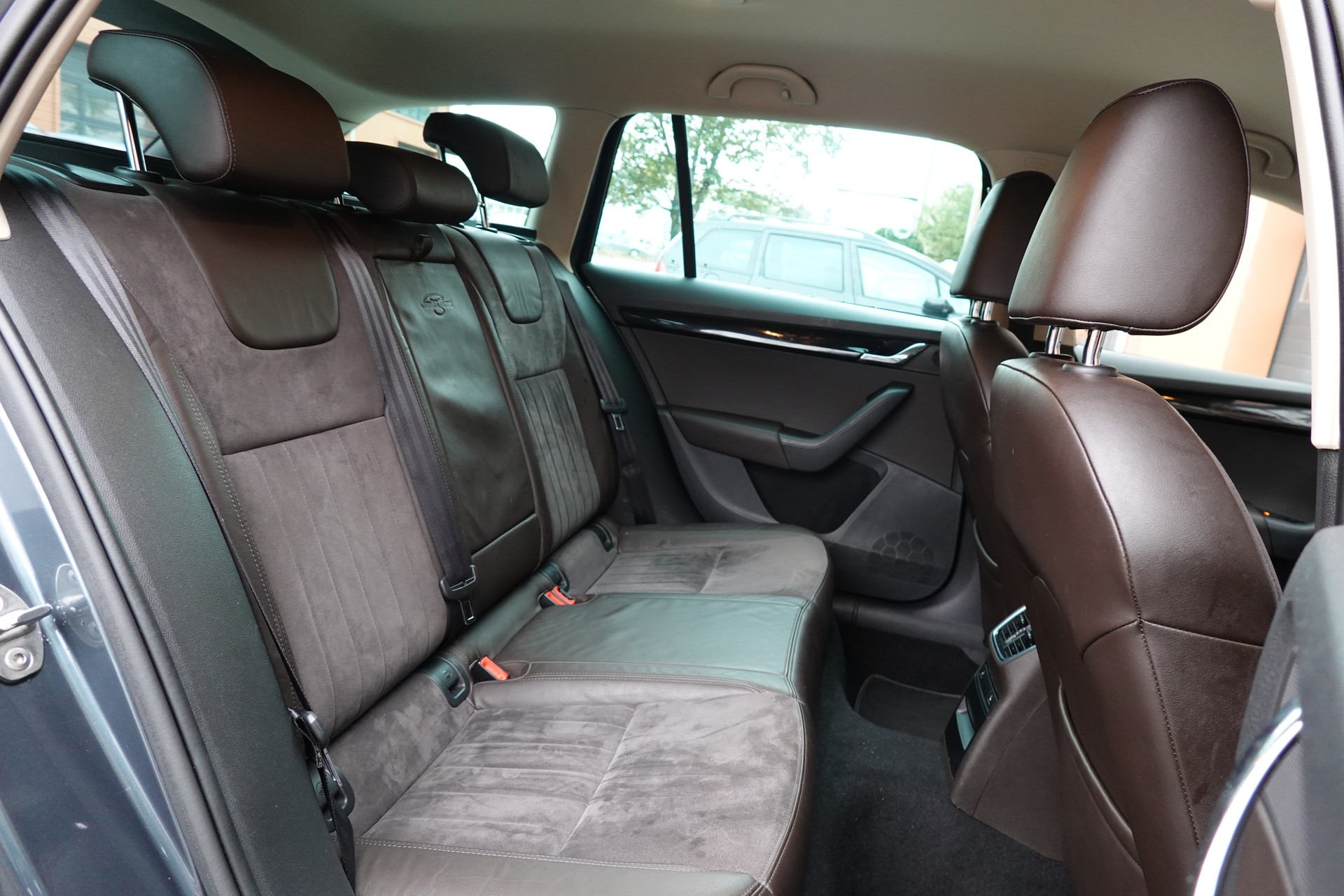SKODA Octavia Combi 2.0 TDI 4x4 "* CH Auto * Capteurs avant/arrière * Tempomat Adaptatif * Clim Auto * Crochet attelage *"-image-25