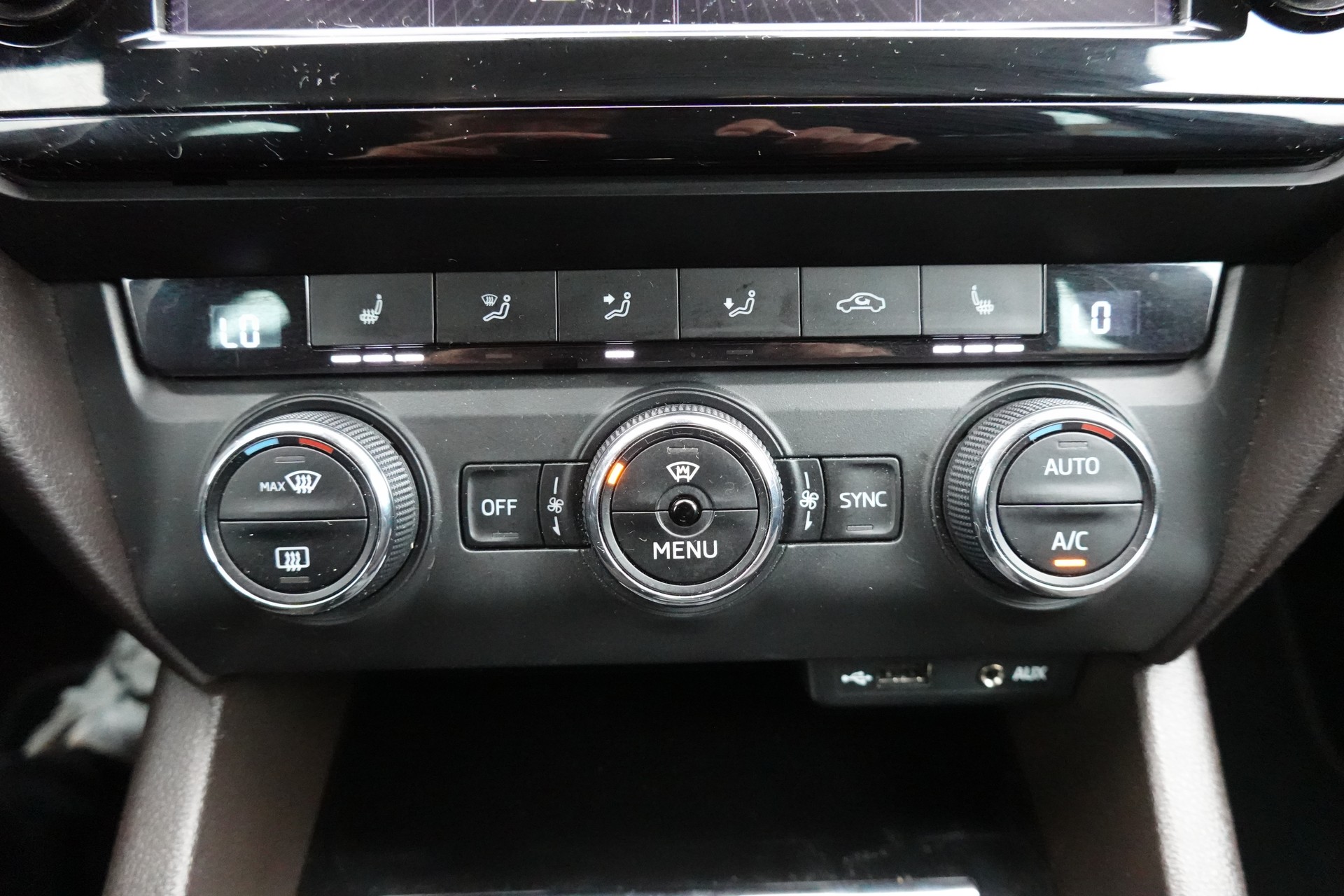 SKODA Octavia Combi 2.0 TDI 4x4 "* CH Auto * Capteurs avant/arrière * Tempomat Adaptatif * Clim Auto * Crochet attelage *"-image-17