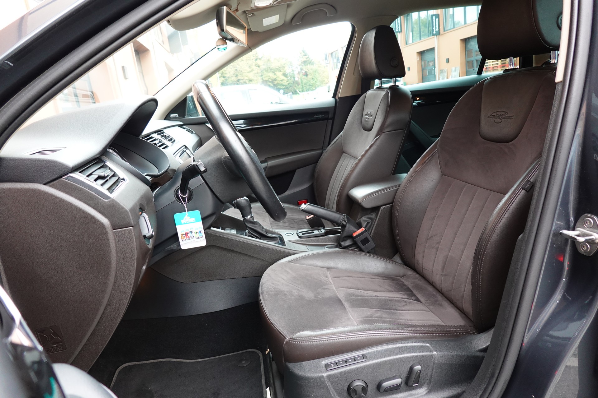 SKODA Octavia Combi 2.0 TDI 4x4 "* CH Auto * Capteurs avant/arrière * Tempomat Adaptatif * Clim Auto * Crochet attelage *"-image-23