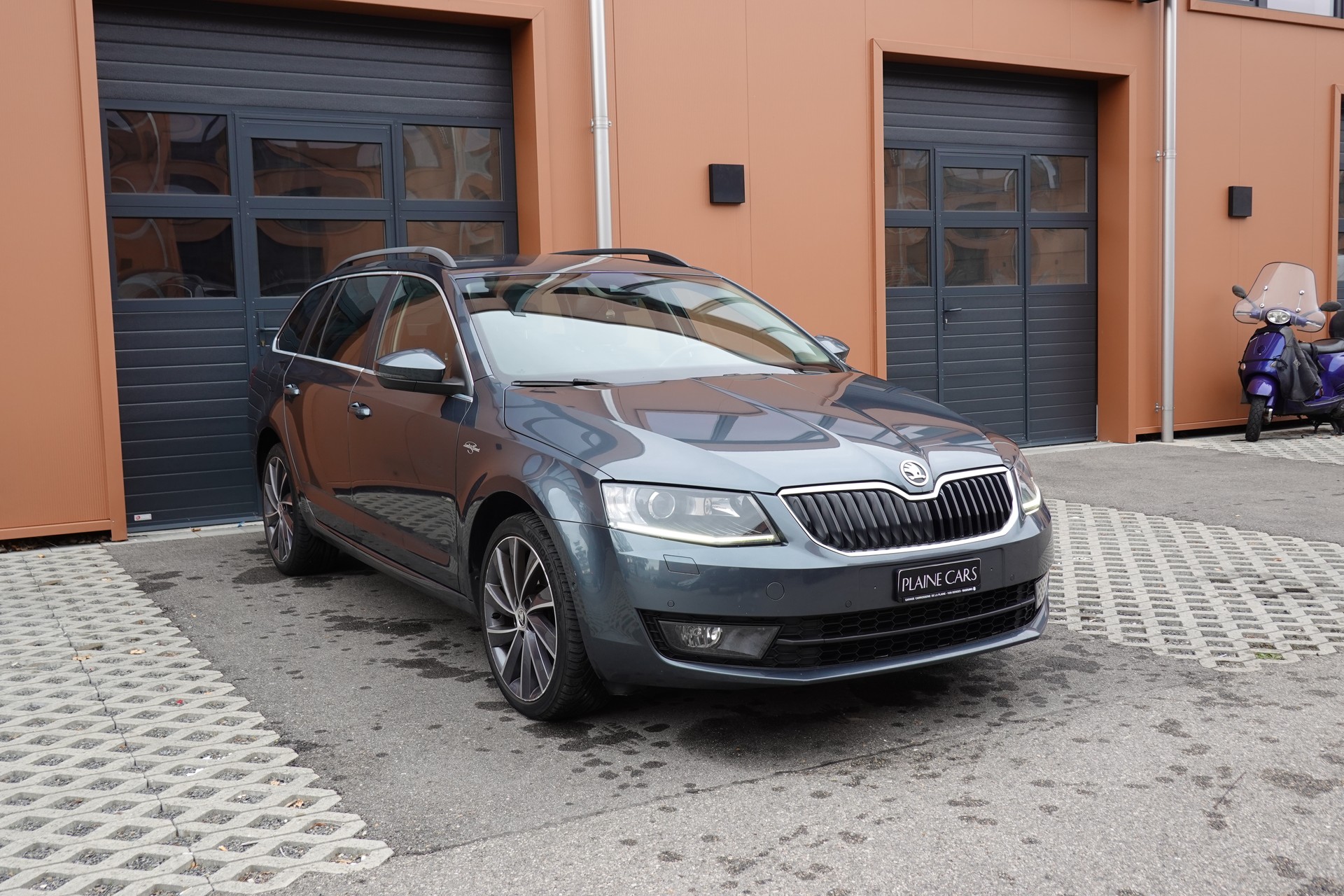 SKODA Octavia Combi 2.0 TDI 4x4 "* CH Auto * Capteurs avant/arrière * Tempomat Adaptatif * Clim Auto * Crochet attelage *"-image-2