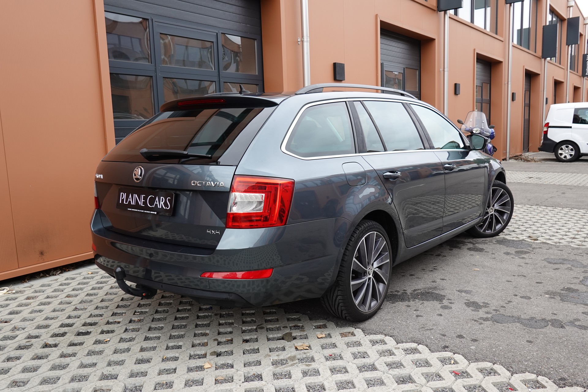 SKODA Octavia Combi 2.0 TDI 4x4 "* CH Auto * Capteurs avant/arrière * Tempomat Adaptatif * Clim Auto * Crochet attelage *"-image-6
