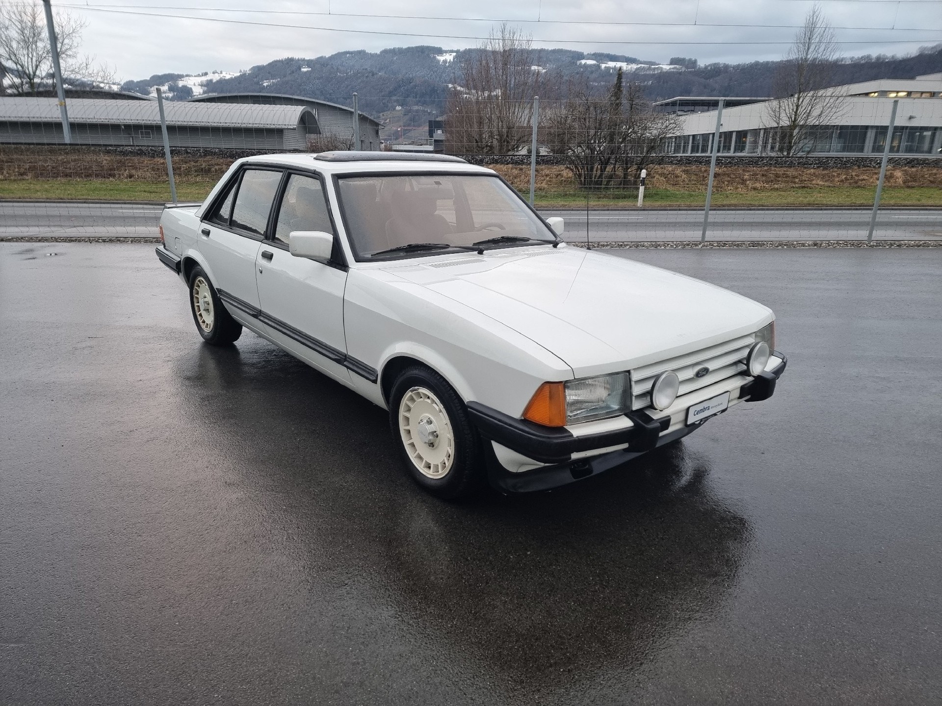 FORD Granada 2800i V6 (GLS)-showroom-element-1