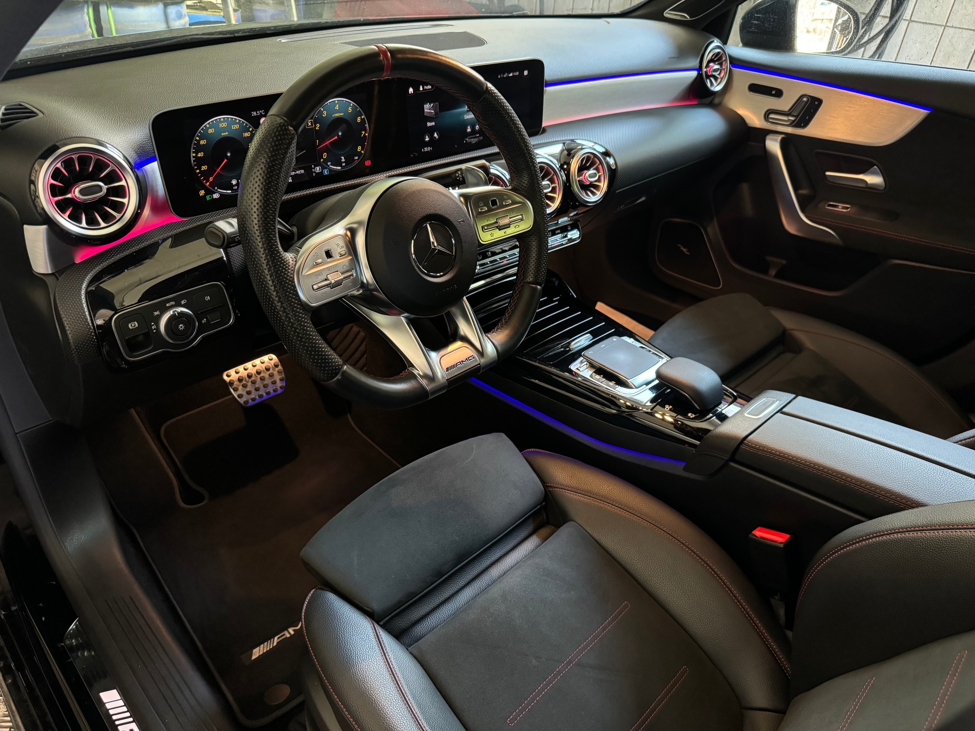 MERCEDES-BENZ A 35 AMG 4Matic Speedshift-image-8