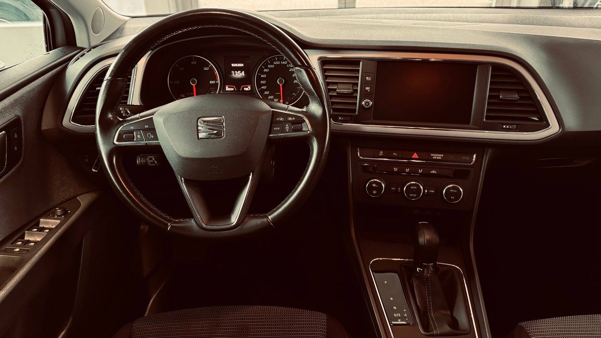 SEAT Leon ST 1.6 TDI CR Style DSG-image-8