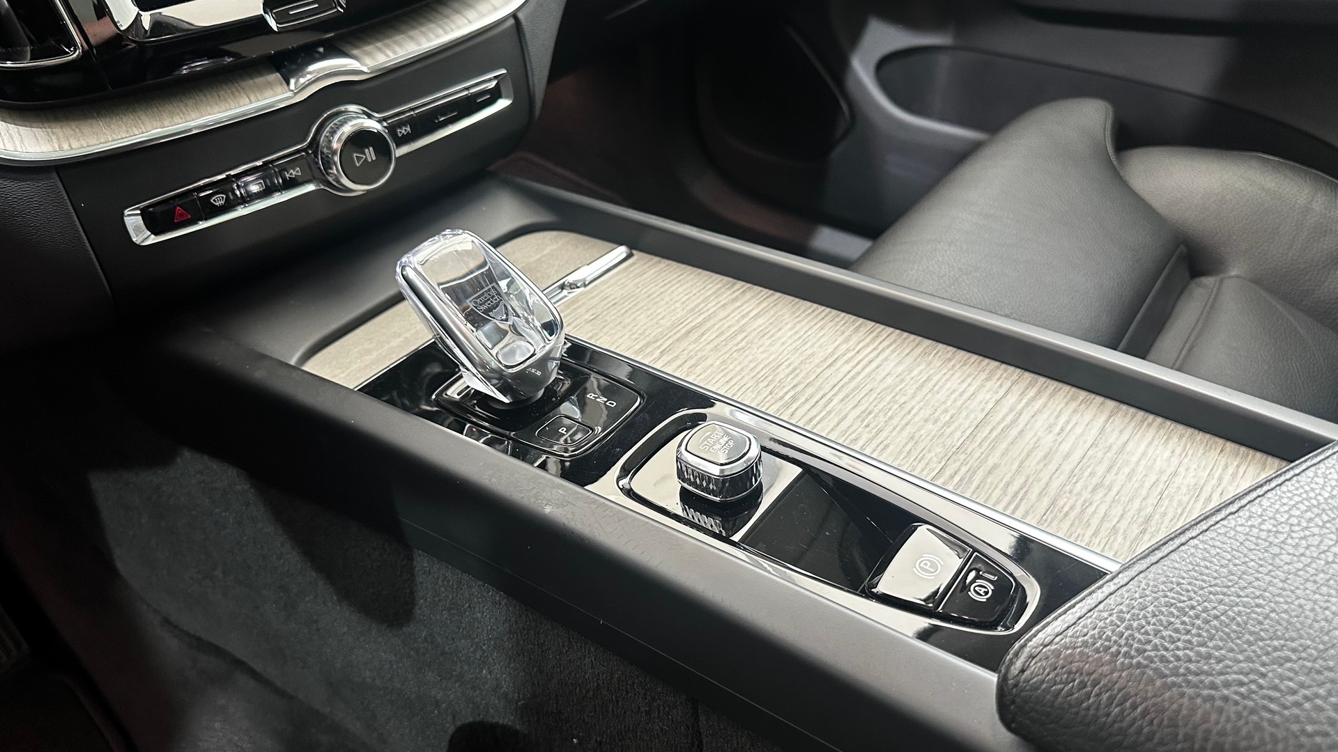 VOLVO XC60 2.0 T8 TE Inscription eAW-image-9