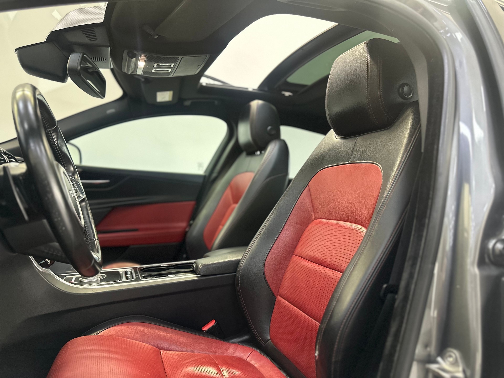 JAGUAR XE 20d R-Sport Automat-image-12