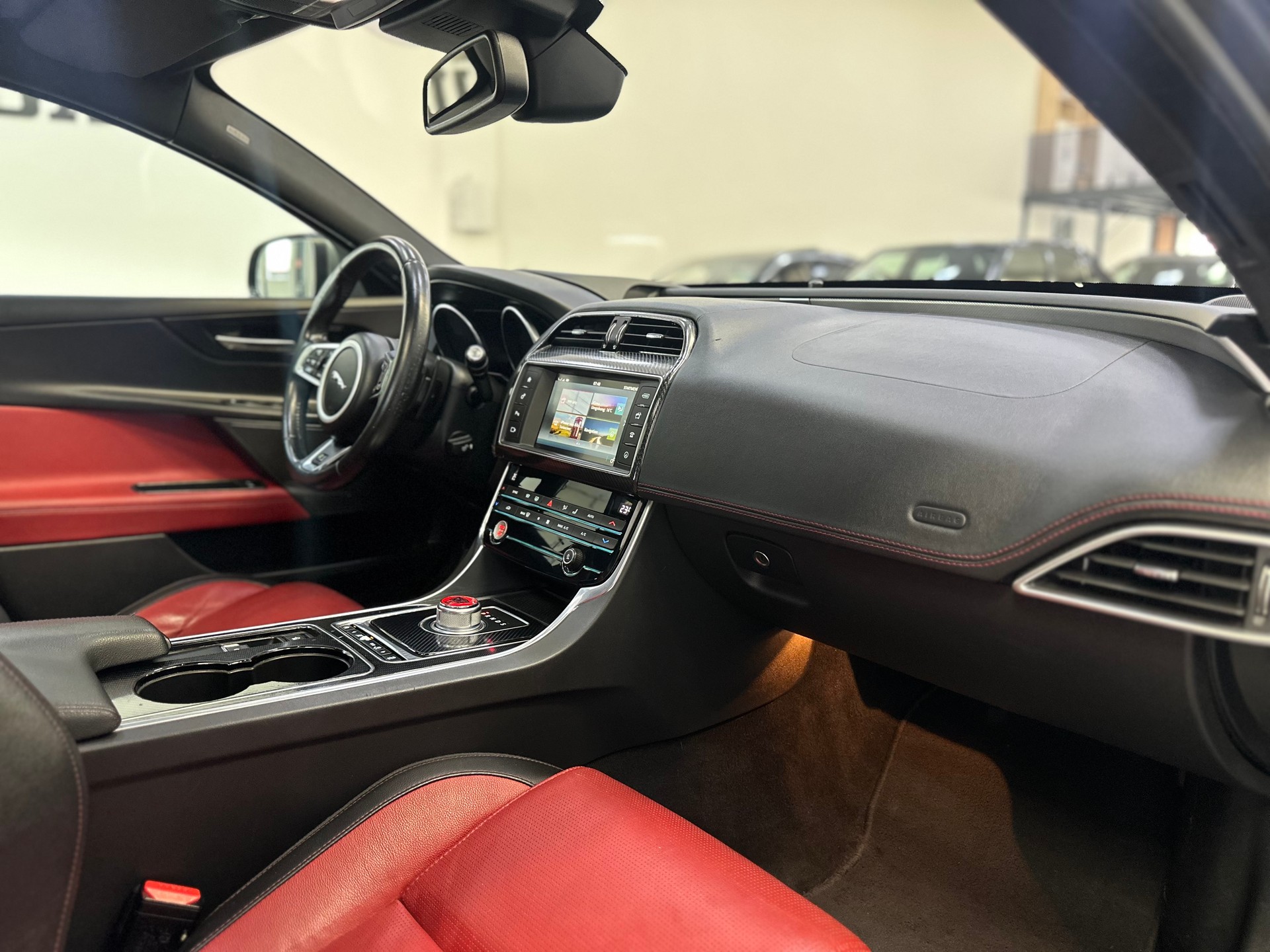 JAGUAR XE 20d R-Sport Automat-image-11