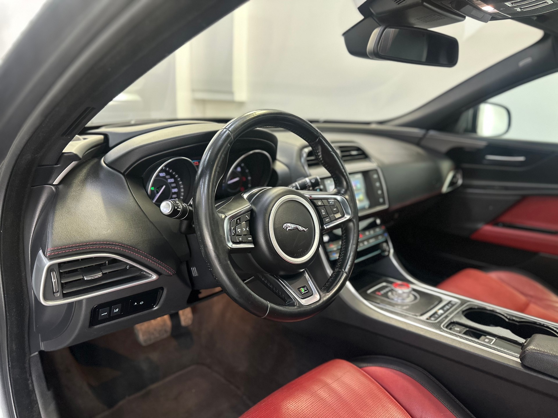 JAGUAR XE 20d R-Sport Automat-image-10