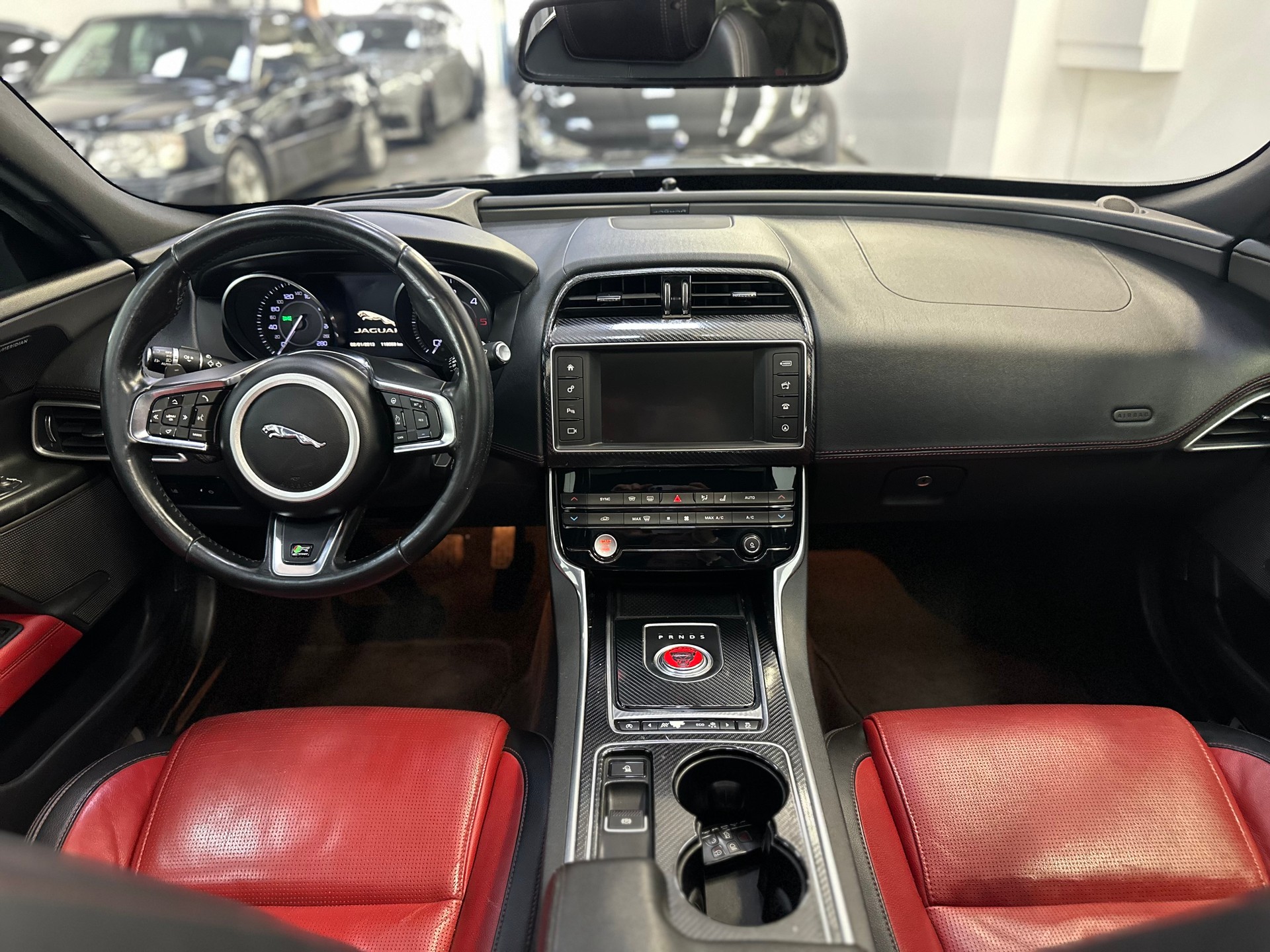 JAGUAR XE 20d R-Sport Automat-image-8