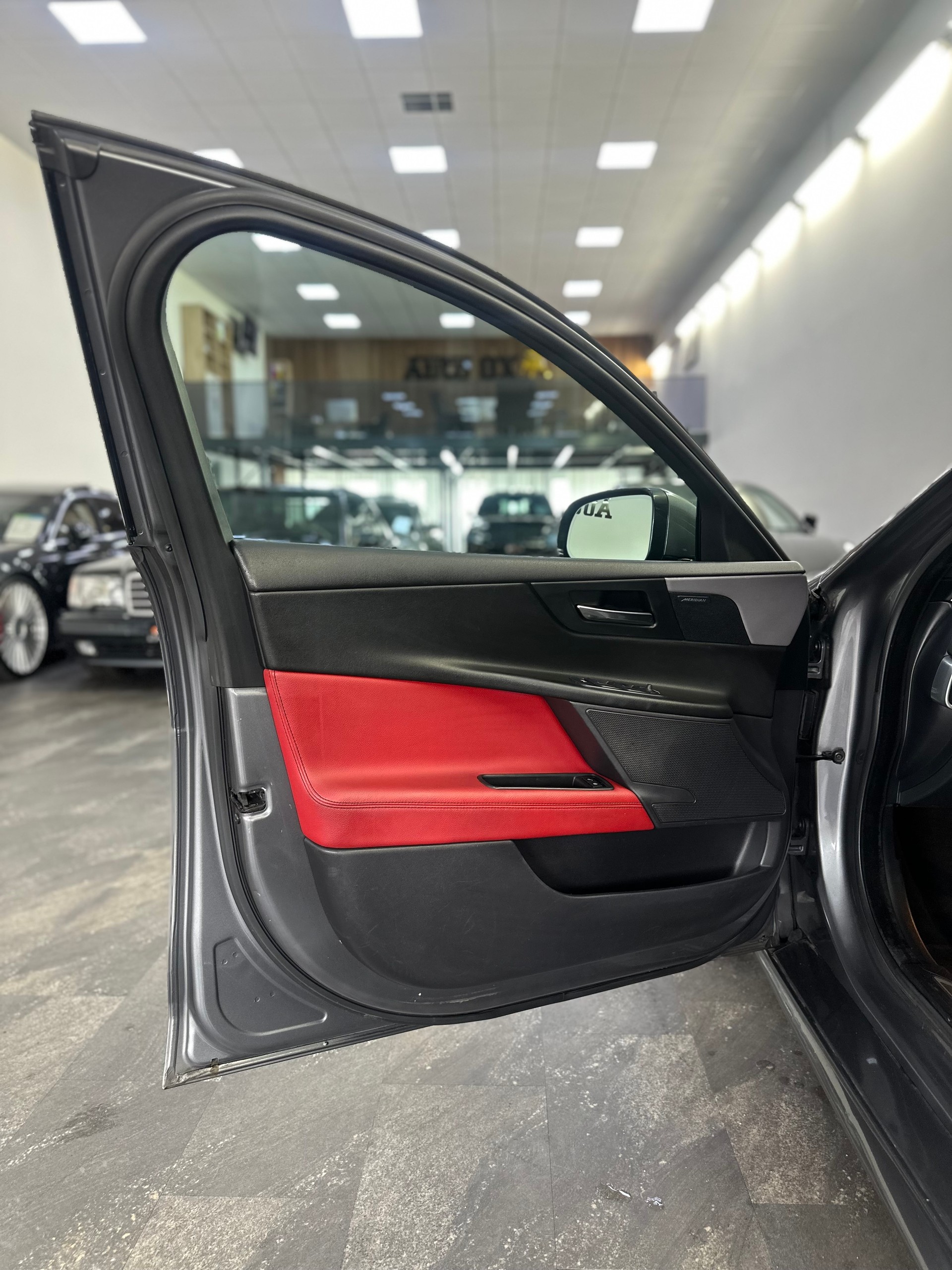 JAGUAR XE 20d R-Sport Automat-image-14