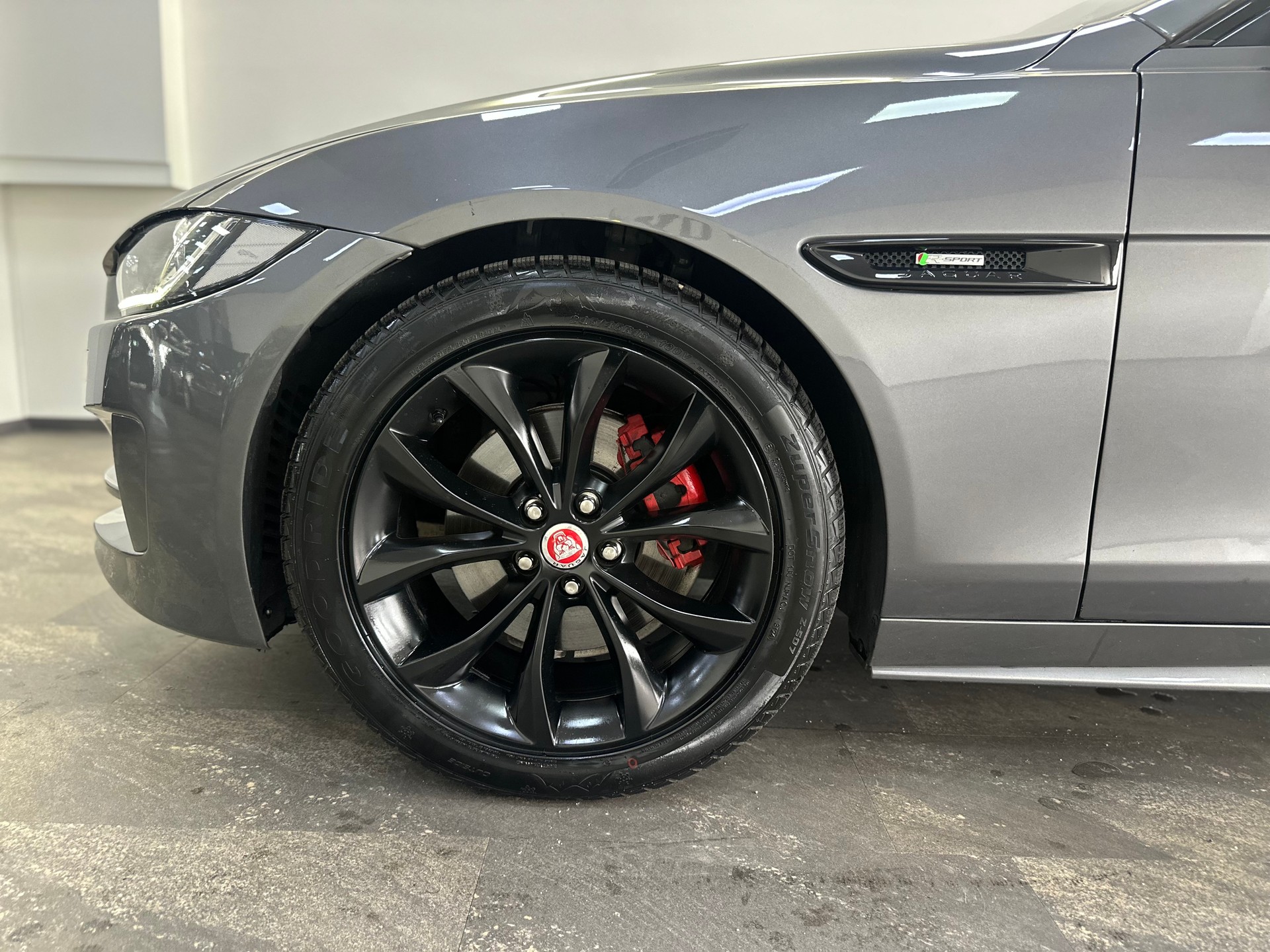 JAGUAR XE 20d R-Sport Automat-showroom-element-3