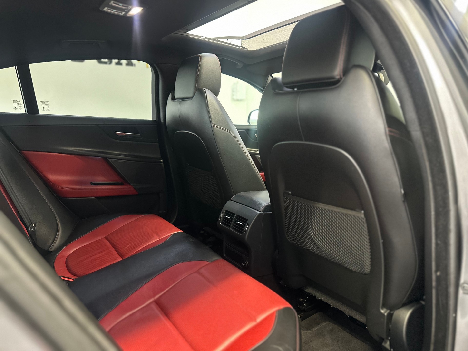 JAGUAR XE 20d R-Sport Automat-image-13