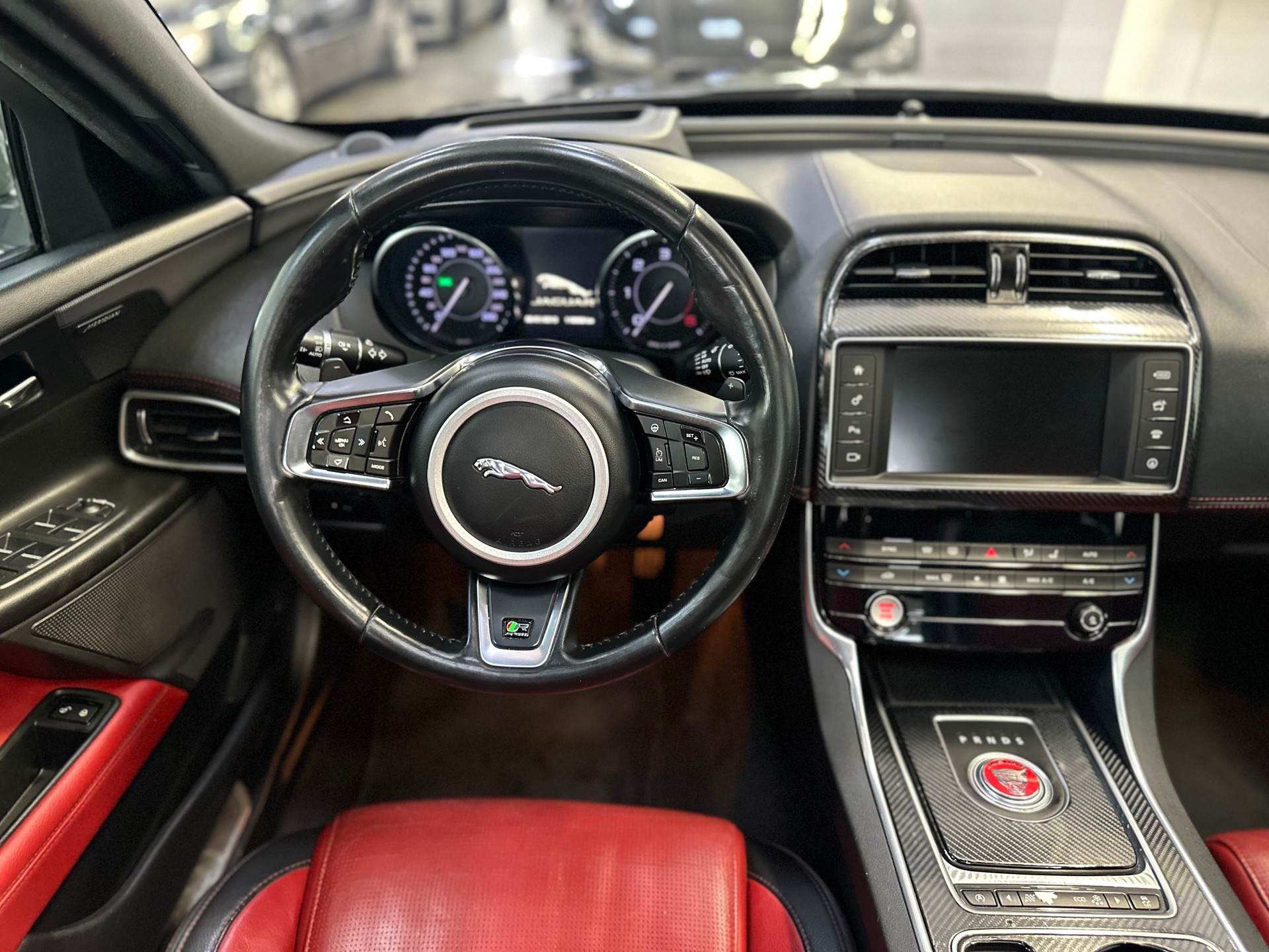 JAGUAR XE 20d R-Sport Automat-image-9