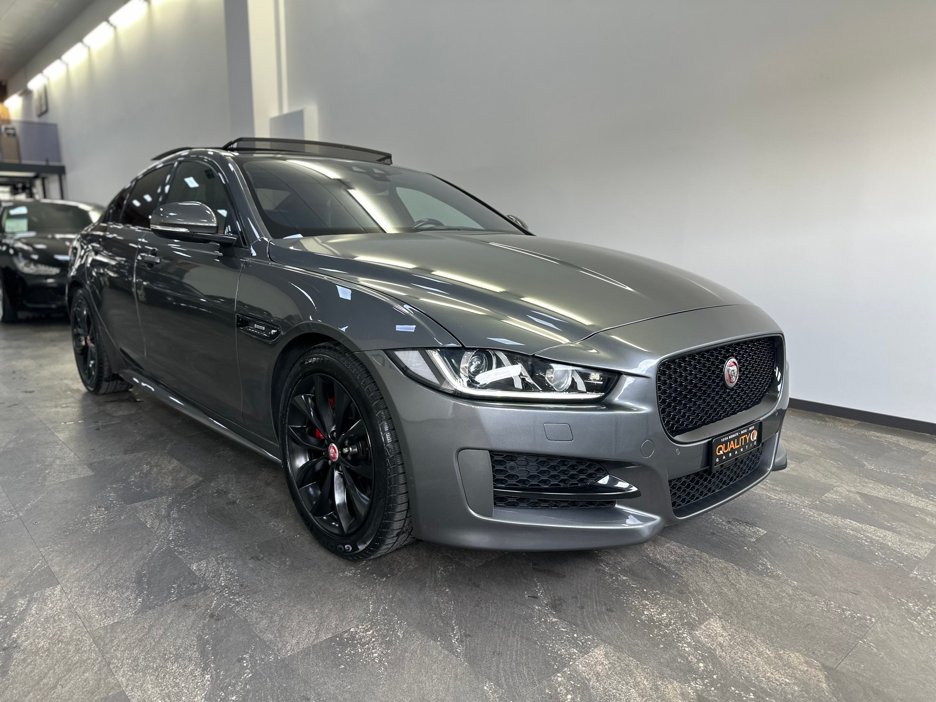 JAGUAR XE 20d R-Sport Automat-image-6