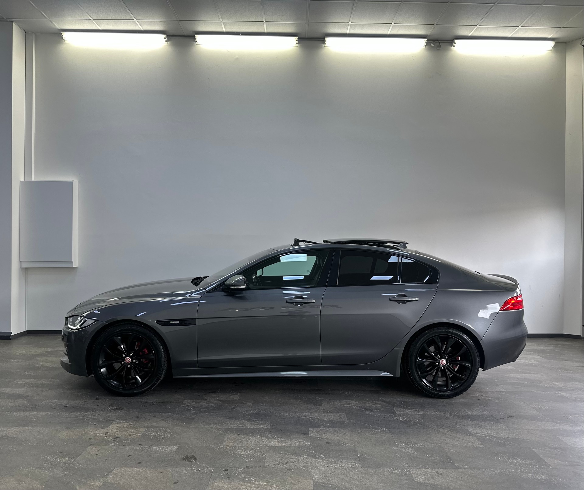 JAGUAR XE 20d R-Sport Automat-showroom-element-1