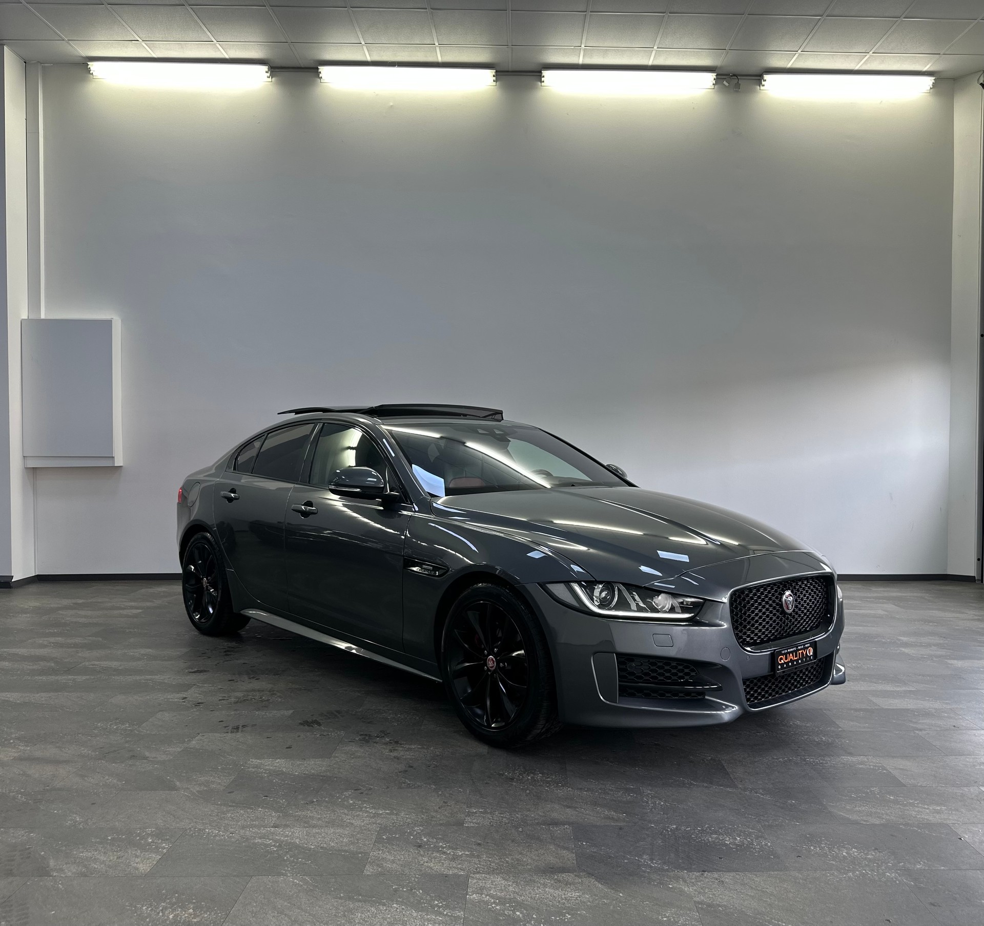JAGUAR XE 20d R-Sport Automat-image-4