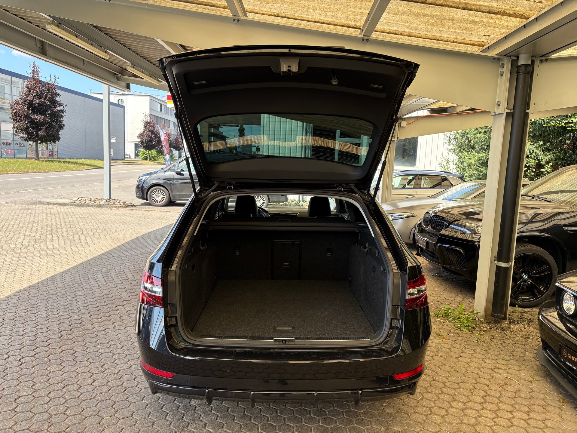 SKODA Superb Combi 2.0 TDi Style 4x4 DSG :GARANTIE - VOLL-TANK - Frisch Mfk-image-5