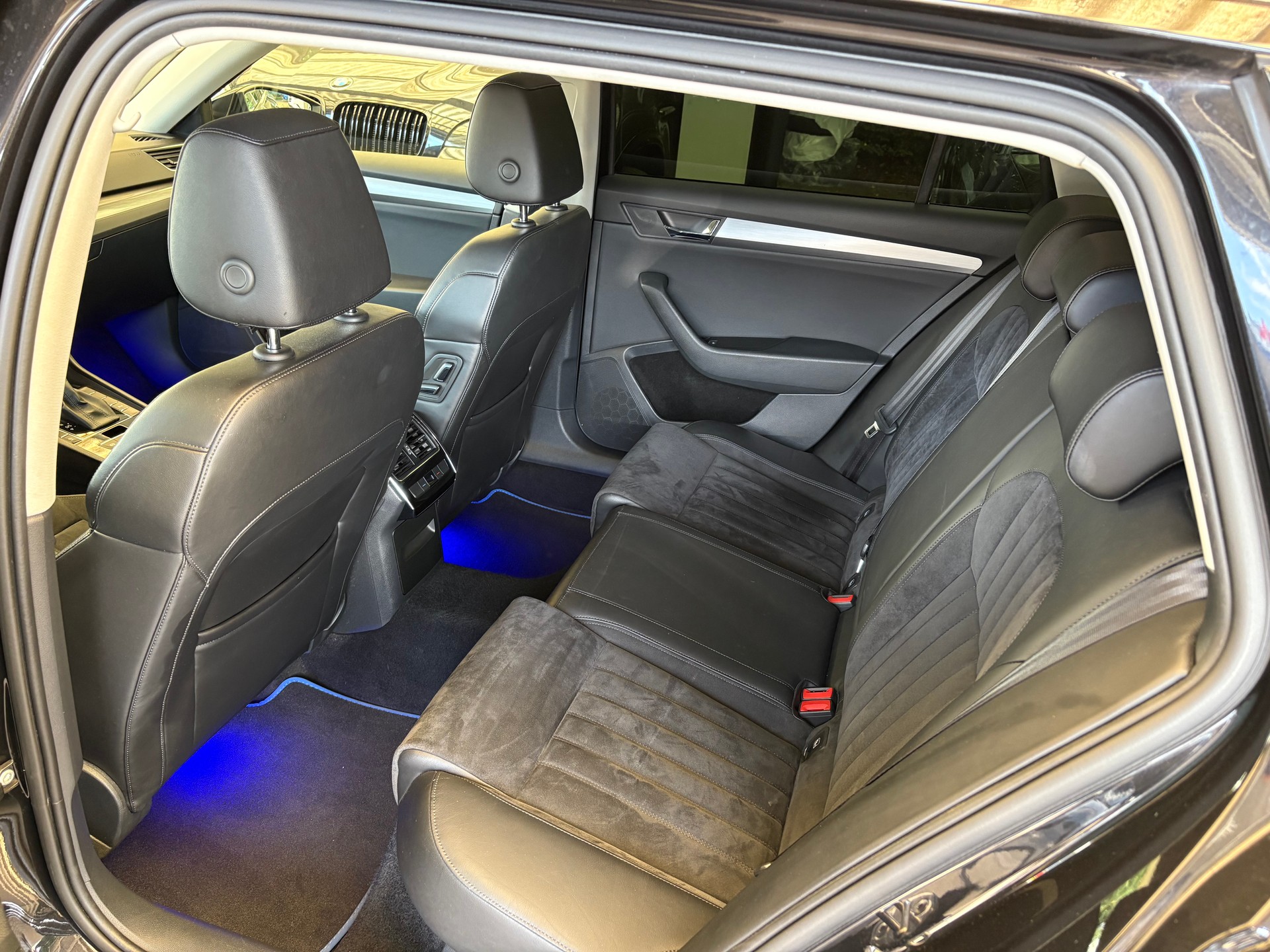 SKODA Superb Combi 2.0 TDi Style 4x4 DSG :GARANTIE - VOLL-TANK - Frisch Mfk-image-8