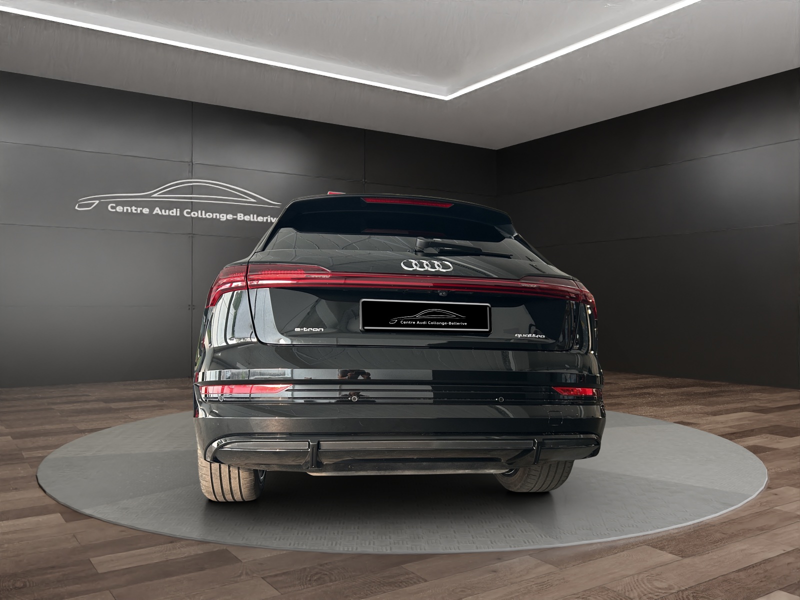 AUDI e-tron 55 S Line quattro-image-4