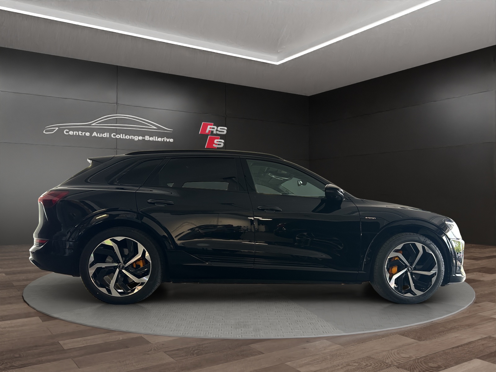 AUDI e-tron 55 S Line quattro-image-6