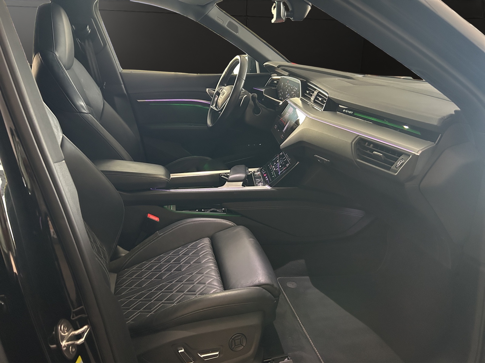 AUDI e-tron 55 S Line quattro-image-15