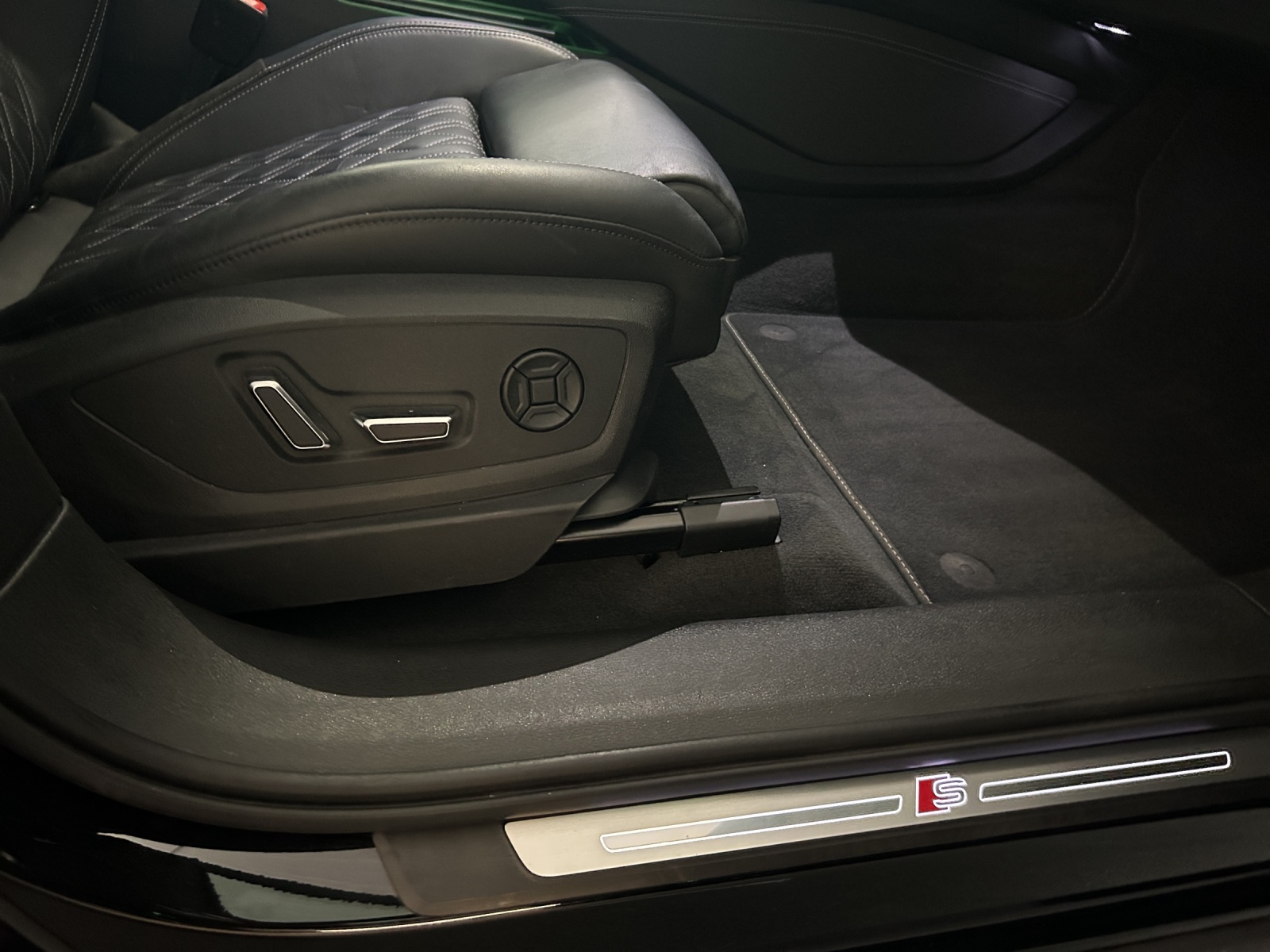 AUDI e-tron 55 S Line quattro-image-21