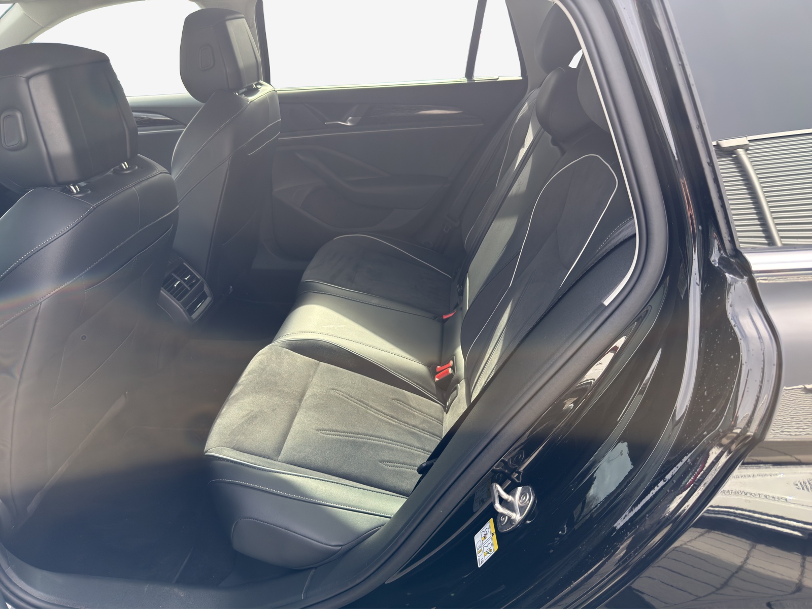 VW Passat Variant 2.0 TDI evo Elegance 4 Motion DSG-image-11