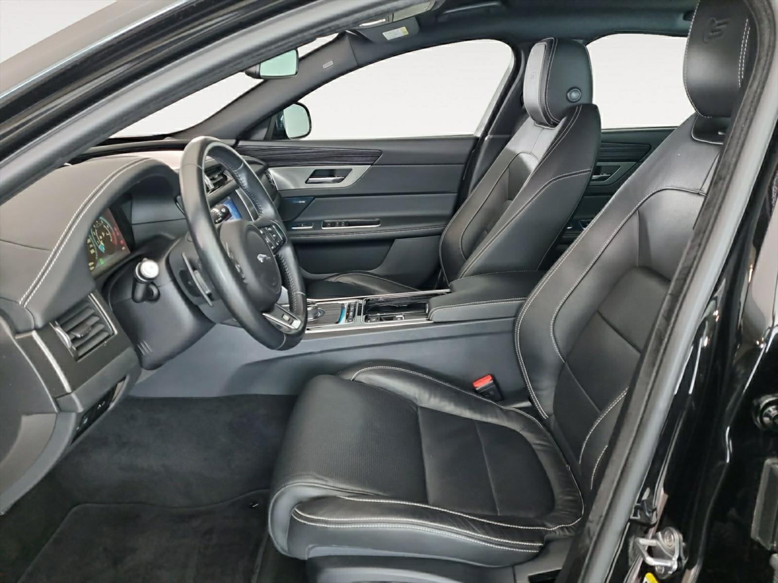 JAGUAR XF S AWD-image-4