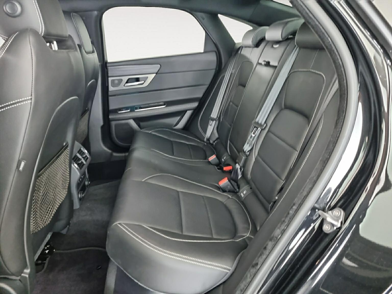 JAGUAR XF S AWD-image-11