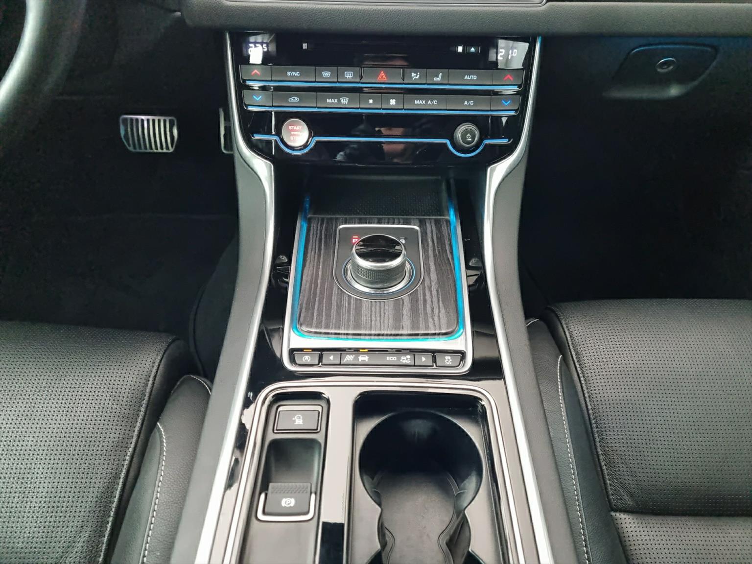 JAGUAR XF S AWD-image-7