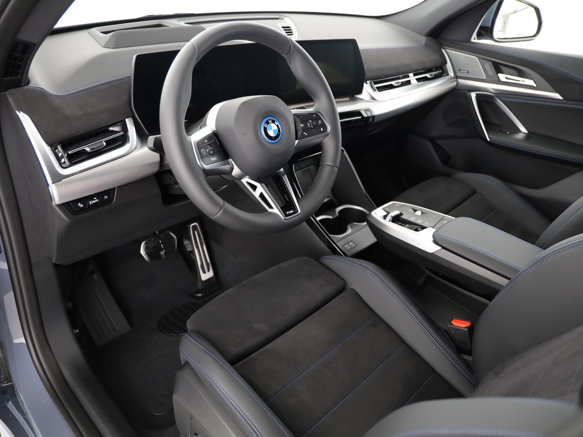 BMW iX2 30 xDrive-image-12