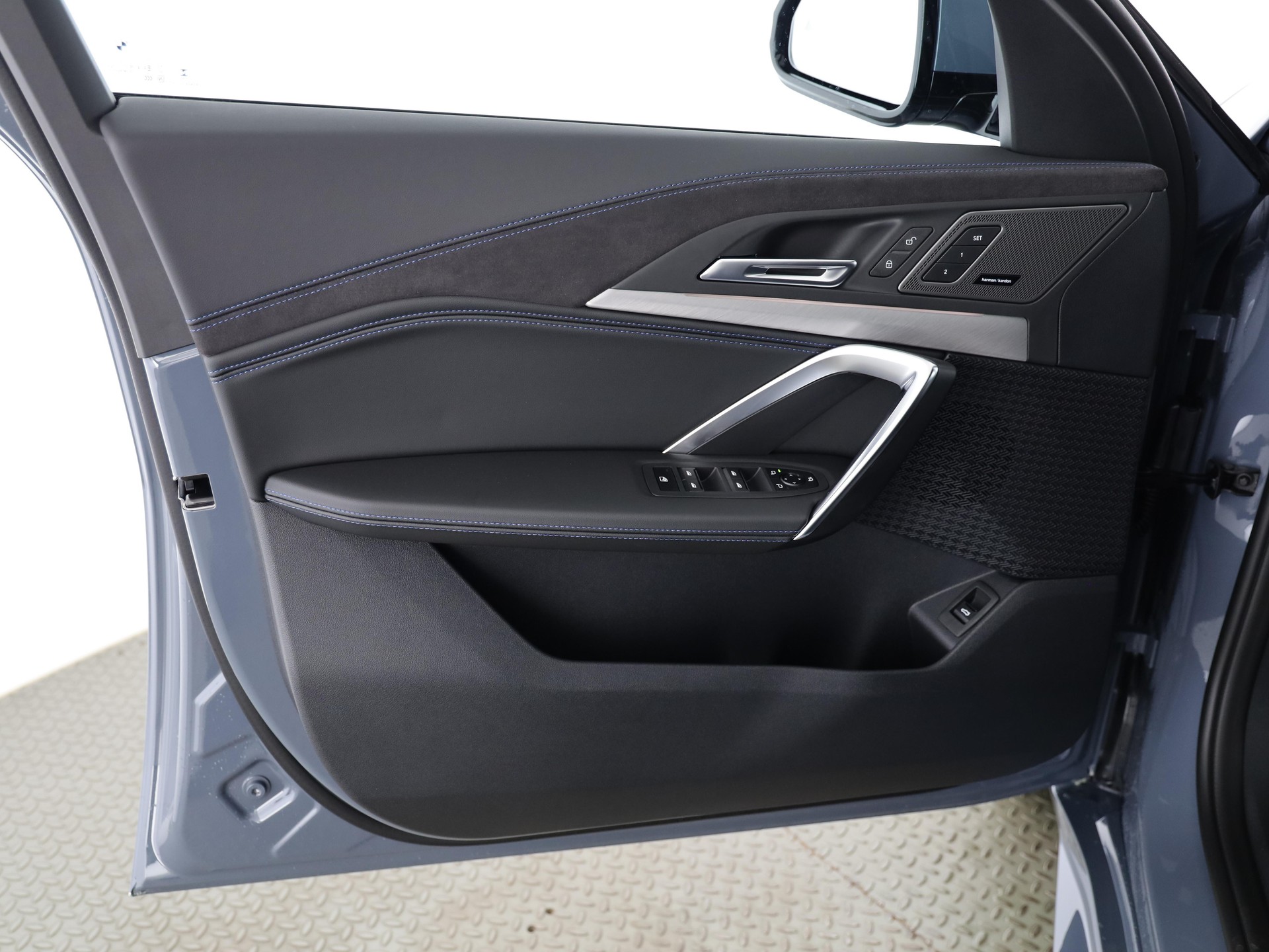 BMW iX2 30 xDrive-image-8