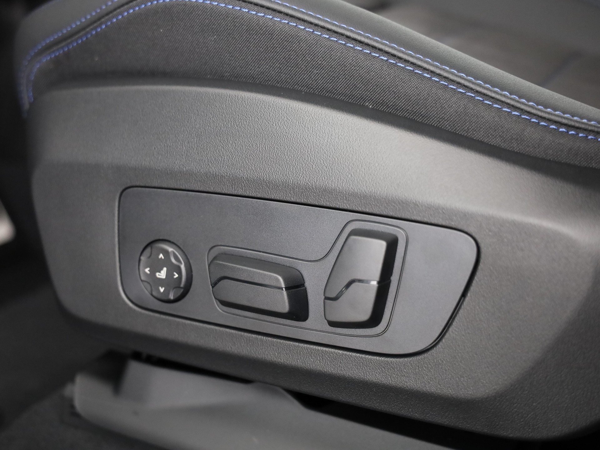 BMW iX2 30 xDrive-image-11