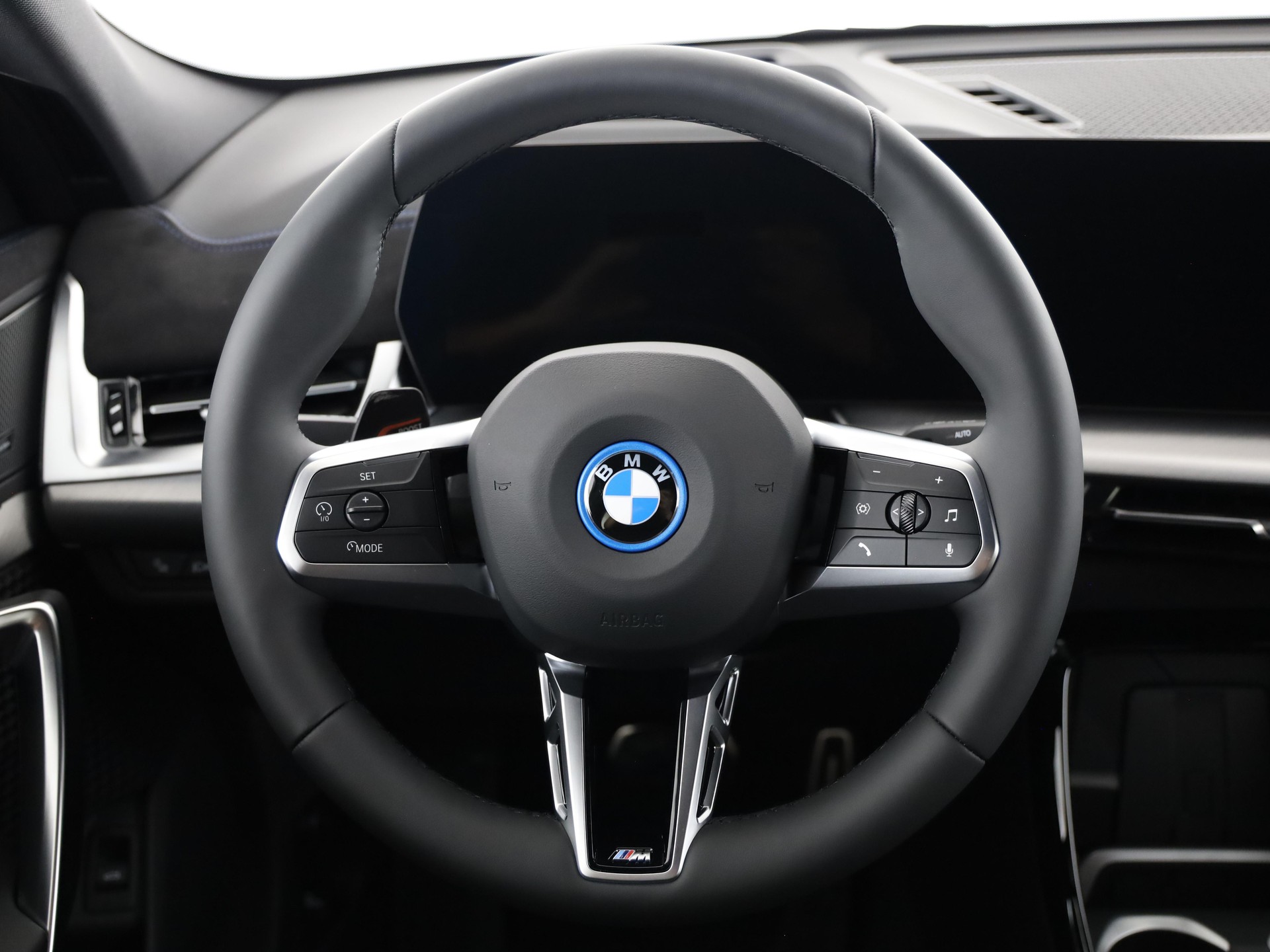 BMW iX2 30 xDrive-image-18