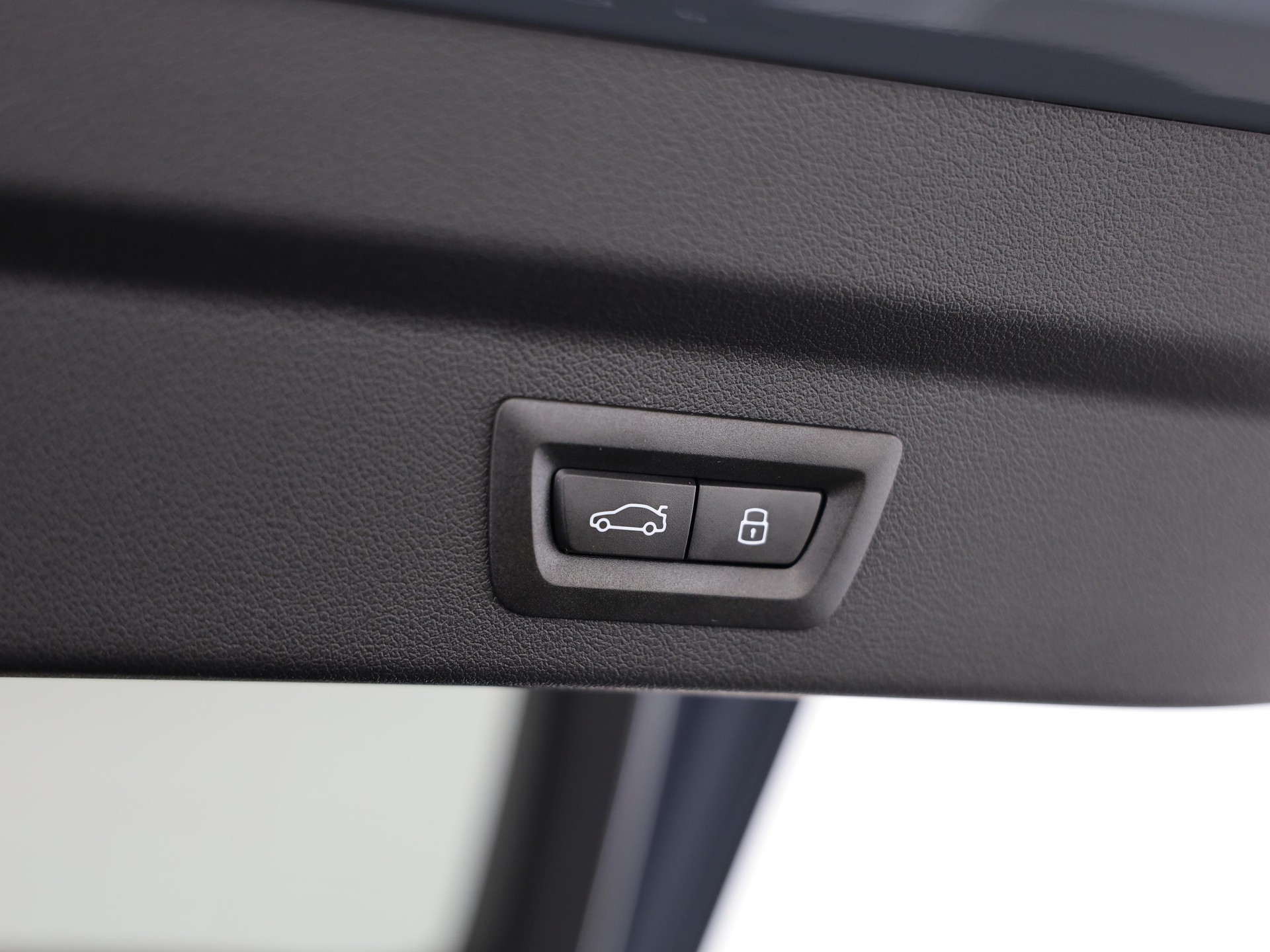 BMW iX2 30 xDrive-image-7